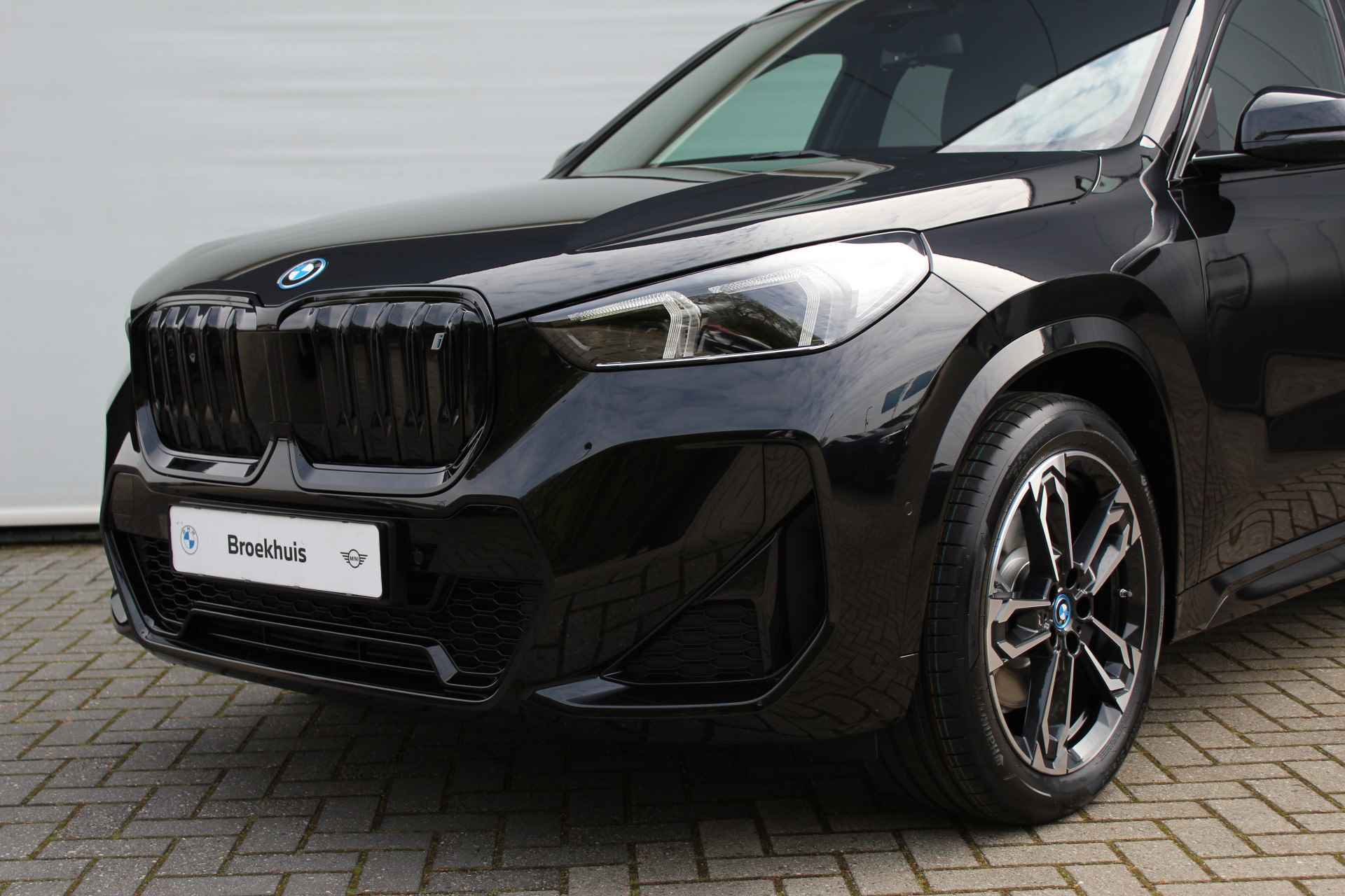 BMW iX1 xDrive30 66 kWh M Sport Automaat / Panoramadak / Sportstoelen / Stoelverwarming / Adaptieve LED / Head-Up / Parking Assistant / Widescreen Display - 14/30