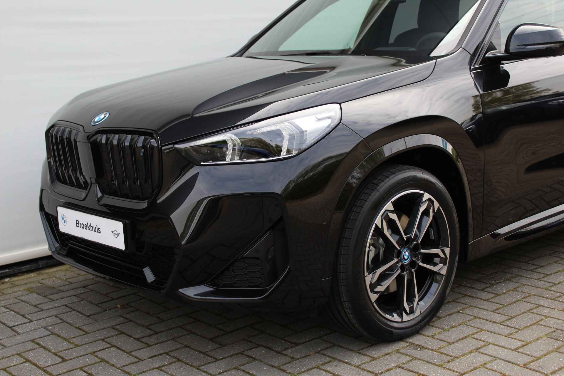 BMW iX1 xDrive30 66 kWh M Sport Automaat / Panoramadak / Sportstoelen / Stoelverwarming / Adaptieve LED / Head-Up / Parking Assistant / Widescreen Display - 17/30