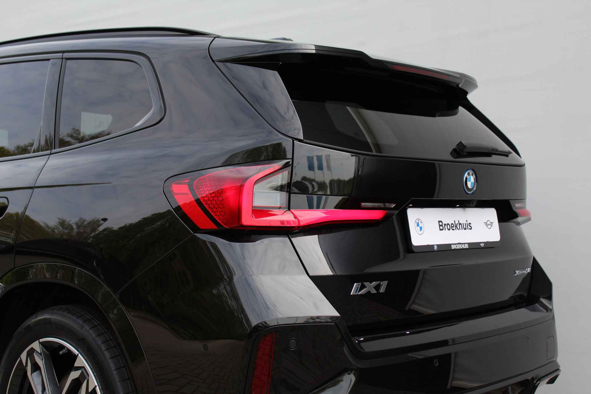 BMW iX1 xDrive30 66 kWh M Sport Automaat / Panoramadak / Sportstoelen / Stoelverwarming / Adaptieve LED / Head-Up / Parking Assistant / Widescreen Display - 21/30