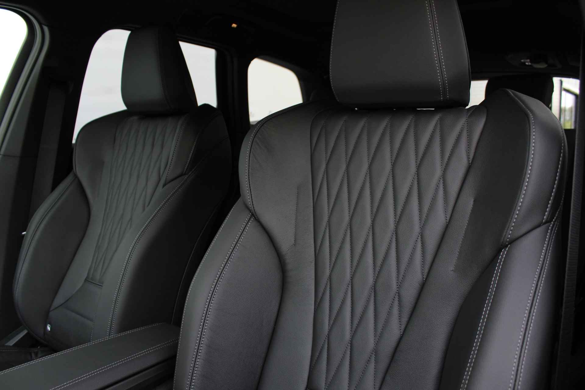 BMW iX1 xDrive30 66 kWh M Sport Automaat / Panoramadak / Sportstoelen / Stoelverwarming / Adaptieve LED / Head-Up / Parking Assistant / Widescreen Display - 22/30