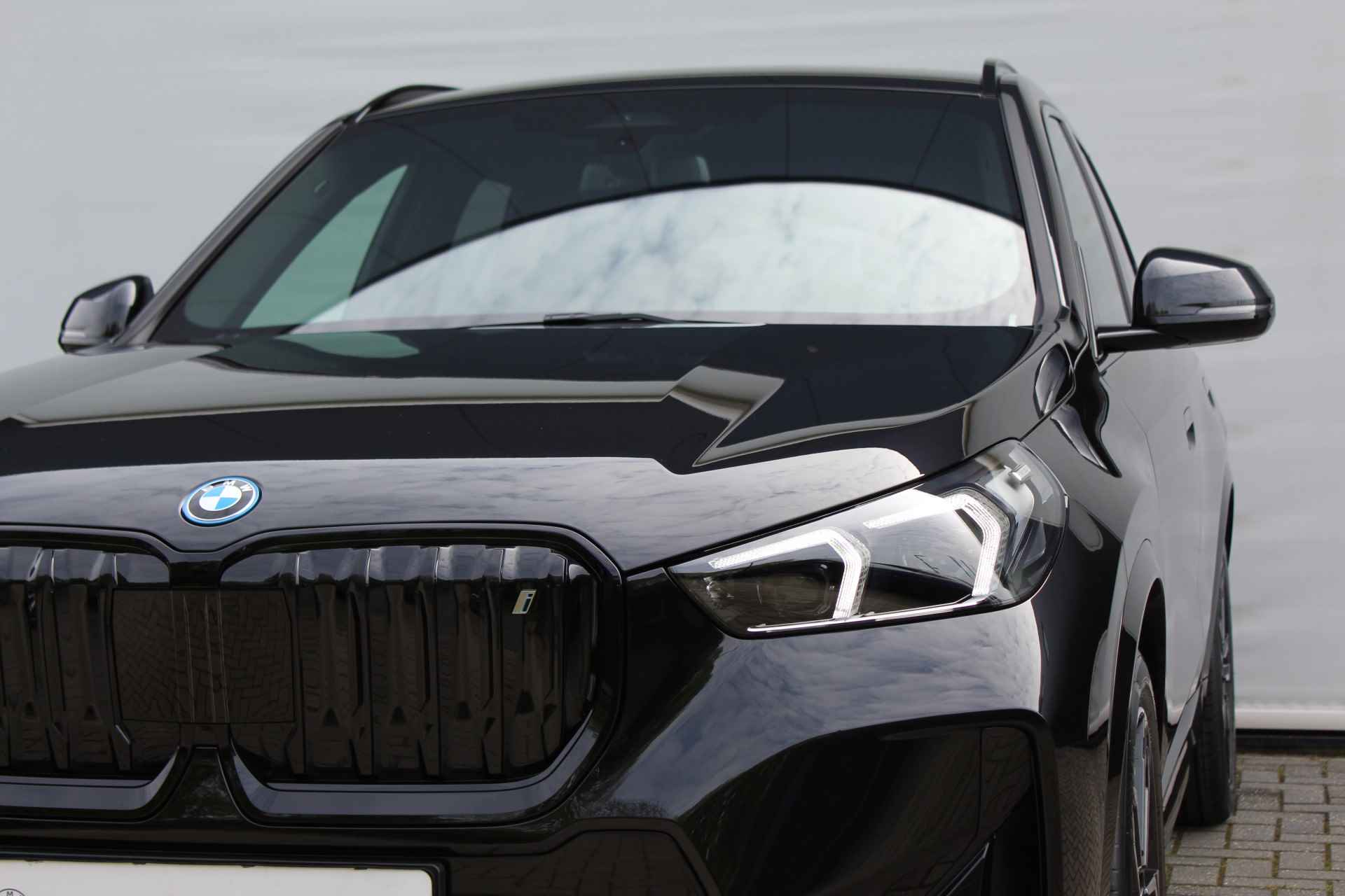 BMW iX1 xDrive30 66 kWh M Sport Automaat / Panoramadak / Sportstoelen / Stoelverwarming / Adaptieve LED / Head-Up / Parking Assistant / Widescreen Display - 23/30