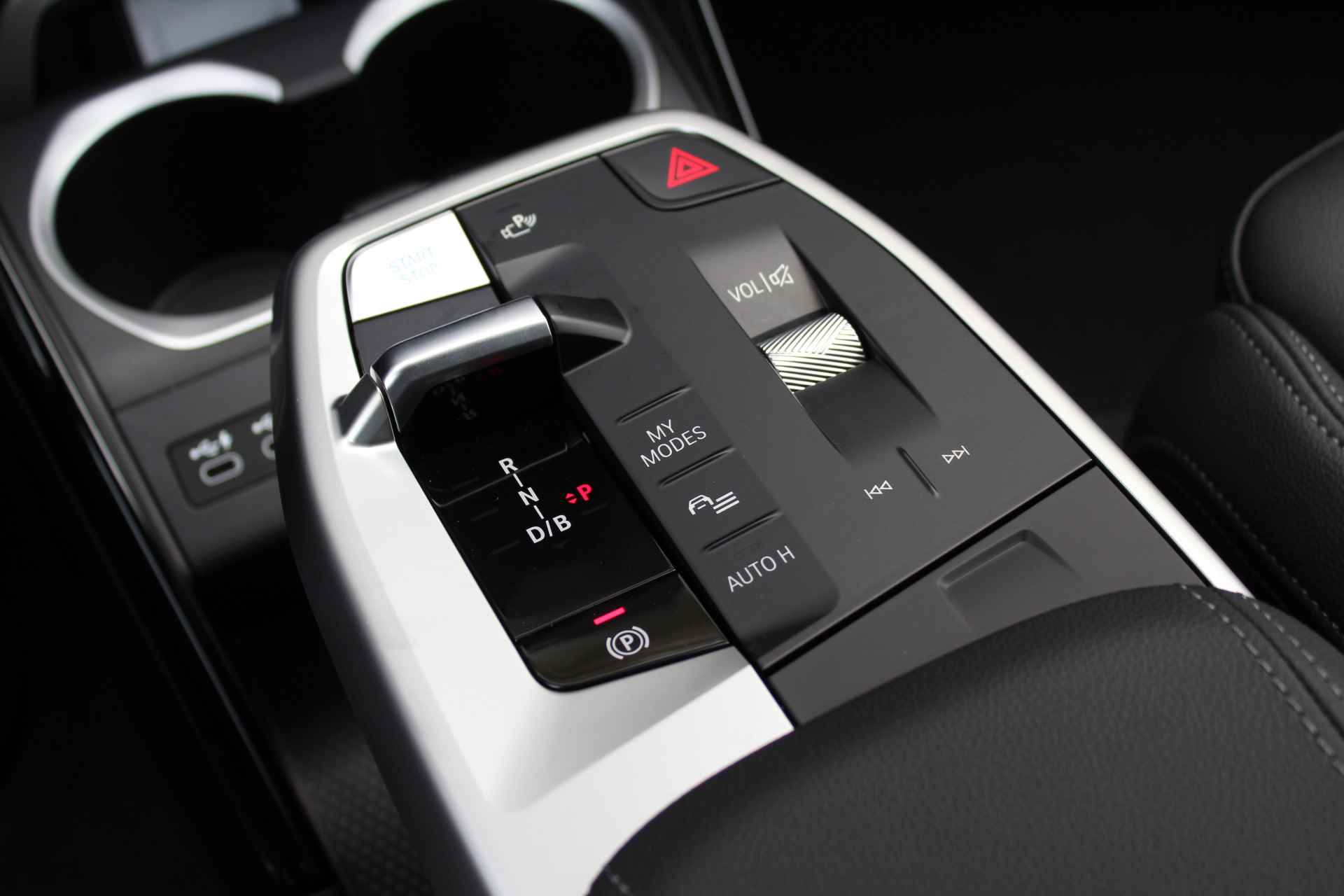 BMW iX1 xDrive30 66 kWh M Sport Automaat / Panoramadak / Sportstoelen / Stoelverwarming / Adaptieve LED / Head-Up / Parking Assistant / Widescreen Display - 26/30