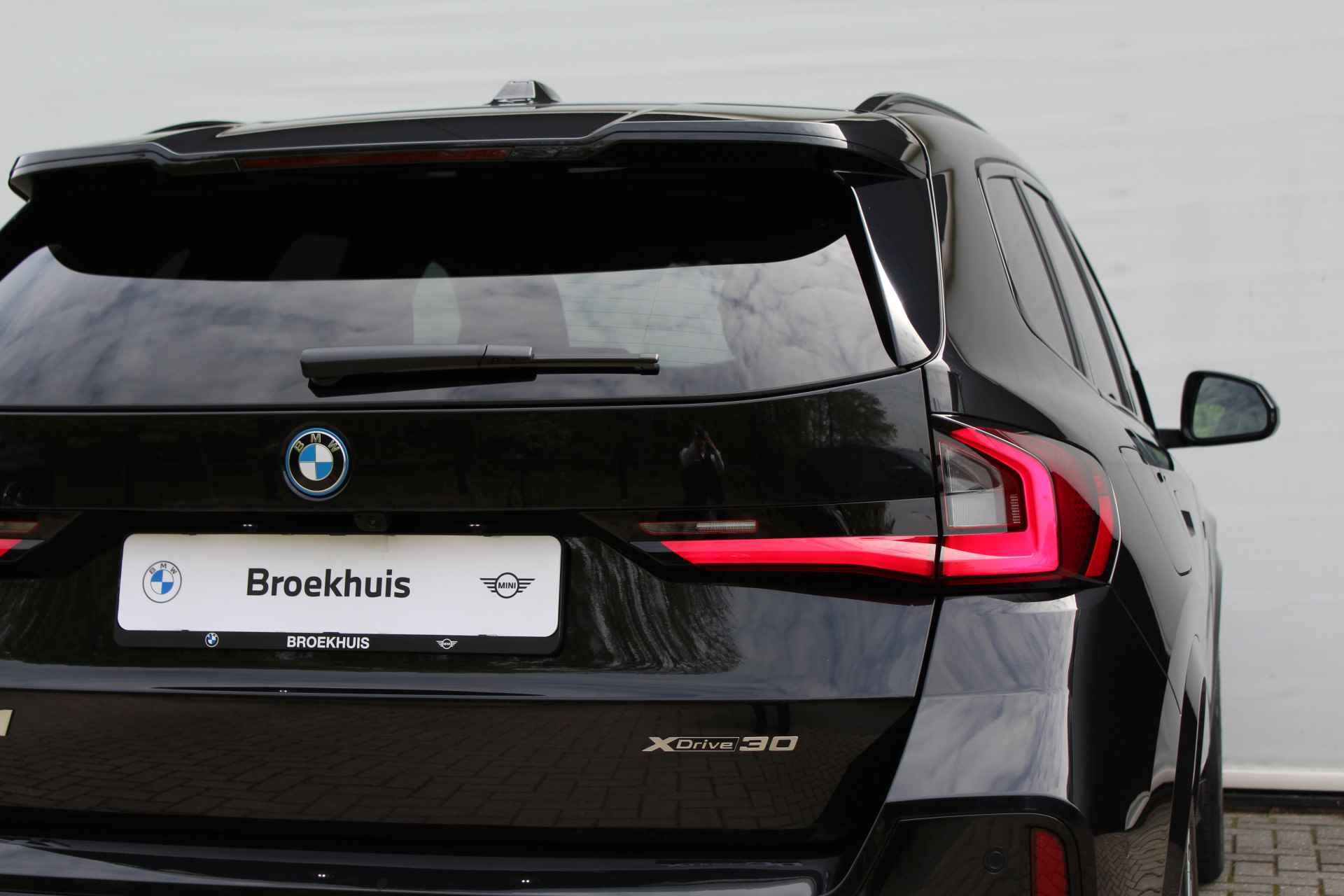 BMW iX1 xDrive30 66 kWh M Sport Automaat / Panoramadak / Sportstoelen / Stoelverwarming / Adaptieve LED / Head-Up / Parking Assistant / Widescreen Display - 27/30