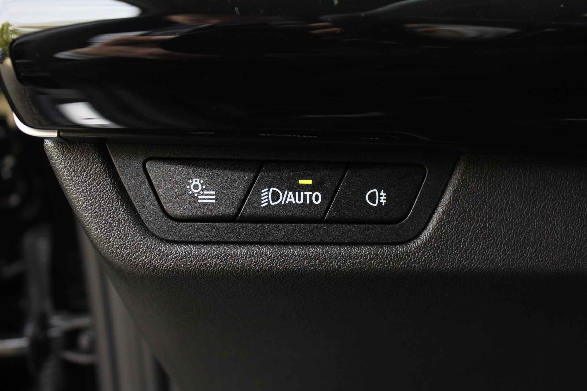 BMW iX1 xDrive30 66 kWh M Sport Automaat / Panoramadak / Sportstoelen / Stoelverwarming / Adaptieve LED / Head-Up / Parking Assistant / Widescreen Display - 28/30