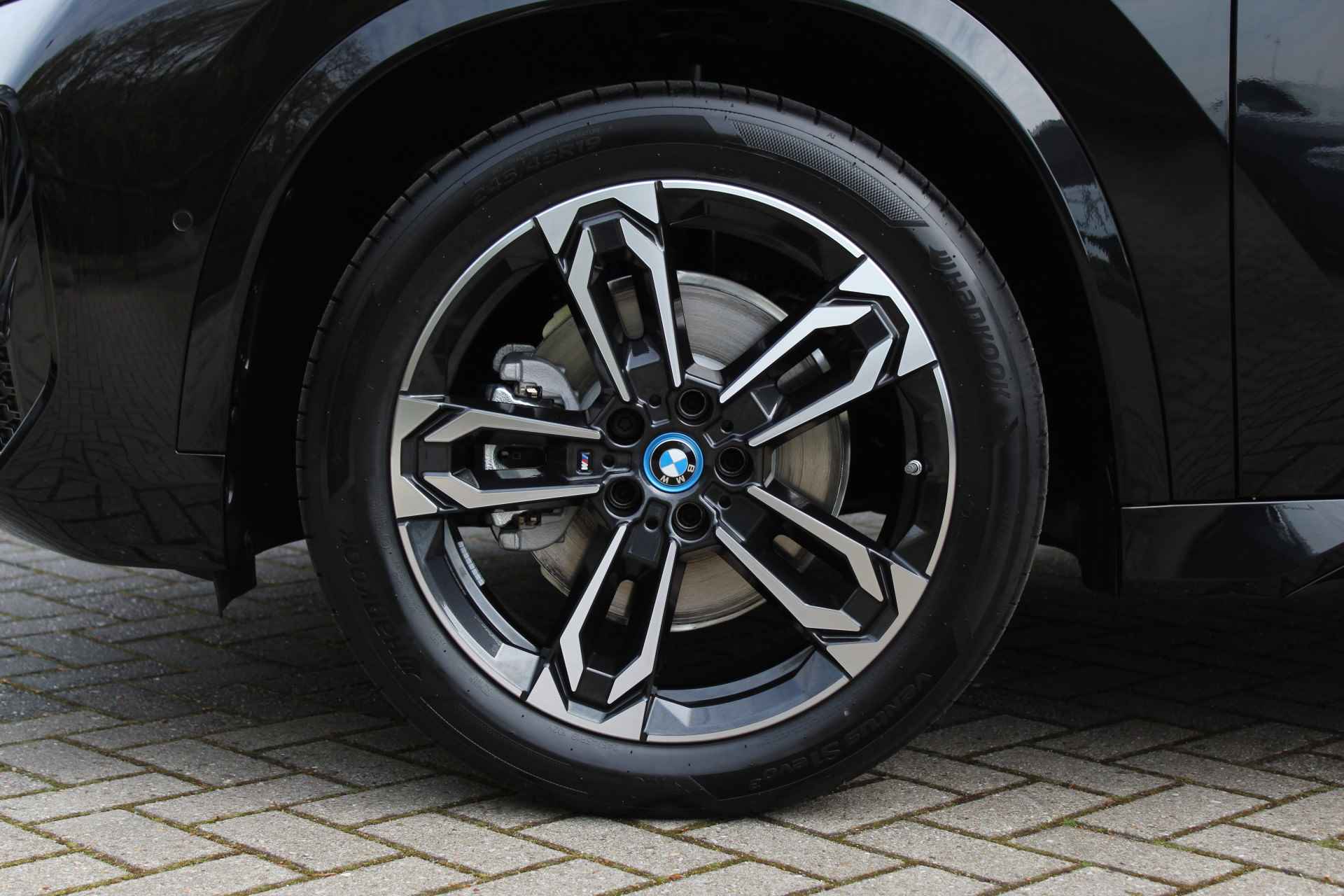 BMW iX1 xDrive30 66 kWh M Sport Automaat / Panoramadak / Sportstoelen / Stoelverwarming / Adaptieve LED / Head-Up / Parking Assistant / Widescreen Display - 29/30
