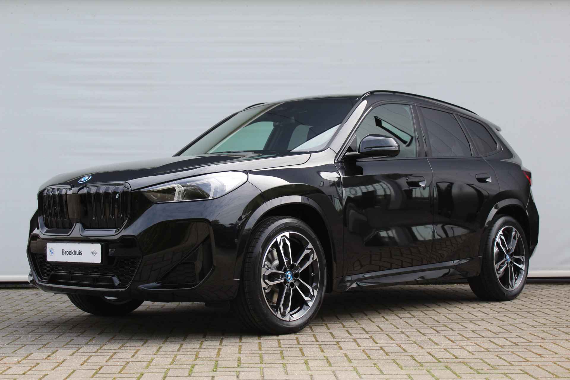 BMW iX1 xDrive30 66 kWh M Sport Automaat / Panoramadak / Sportstoelen / Stoelverwarming / Adaptieve LED / Head-Up / Parking Assistant / Widescreen Display - 30/30