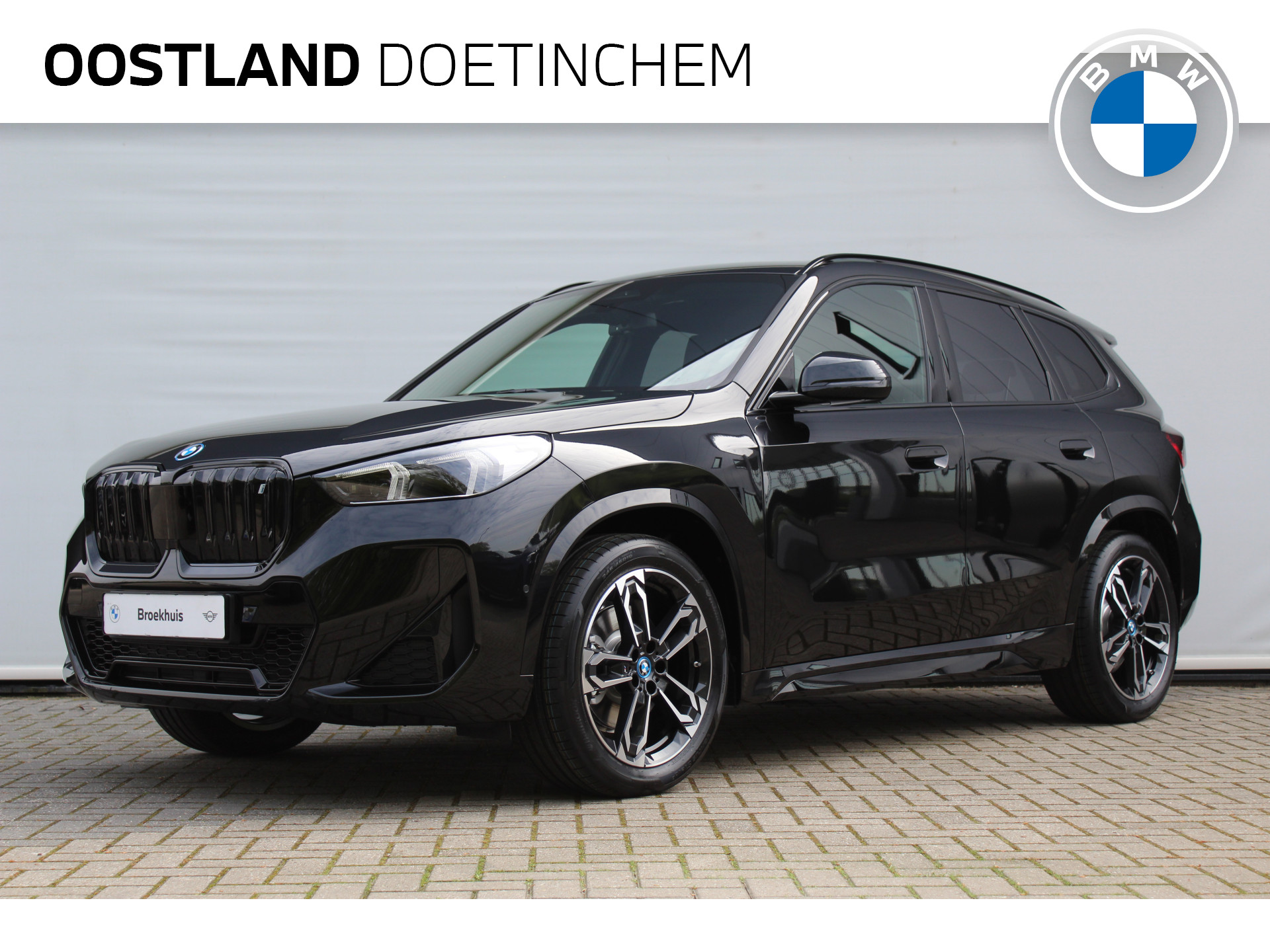 BMW iX1 xDrive30 66 kWh M Sport Automaat / Panoramadak / Sportstoelen / Stoelverwarming / Adaptieve LED / Head-Up / Parking Assistant / Widescreen Display bij viaBOVAG.nl