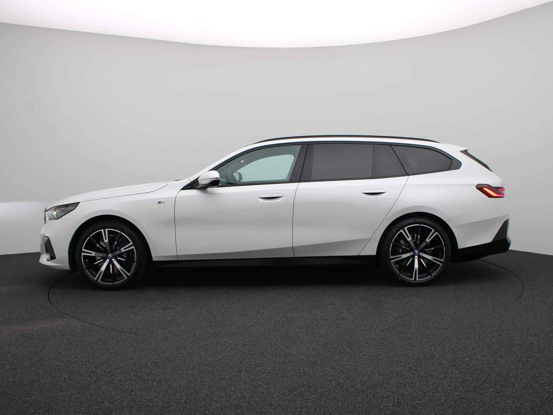 BMW i5 Touring eDrive40 | M Sportpakket Pro | Innovation Pack | Comfort Pack | Travel Pack - 4/38