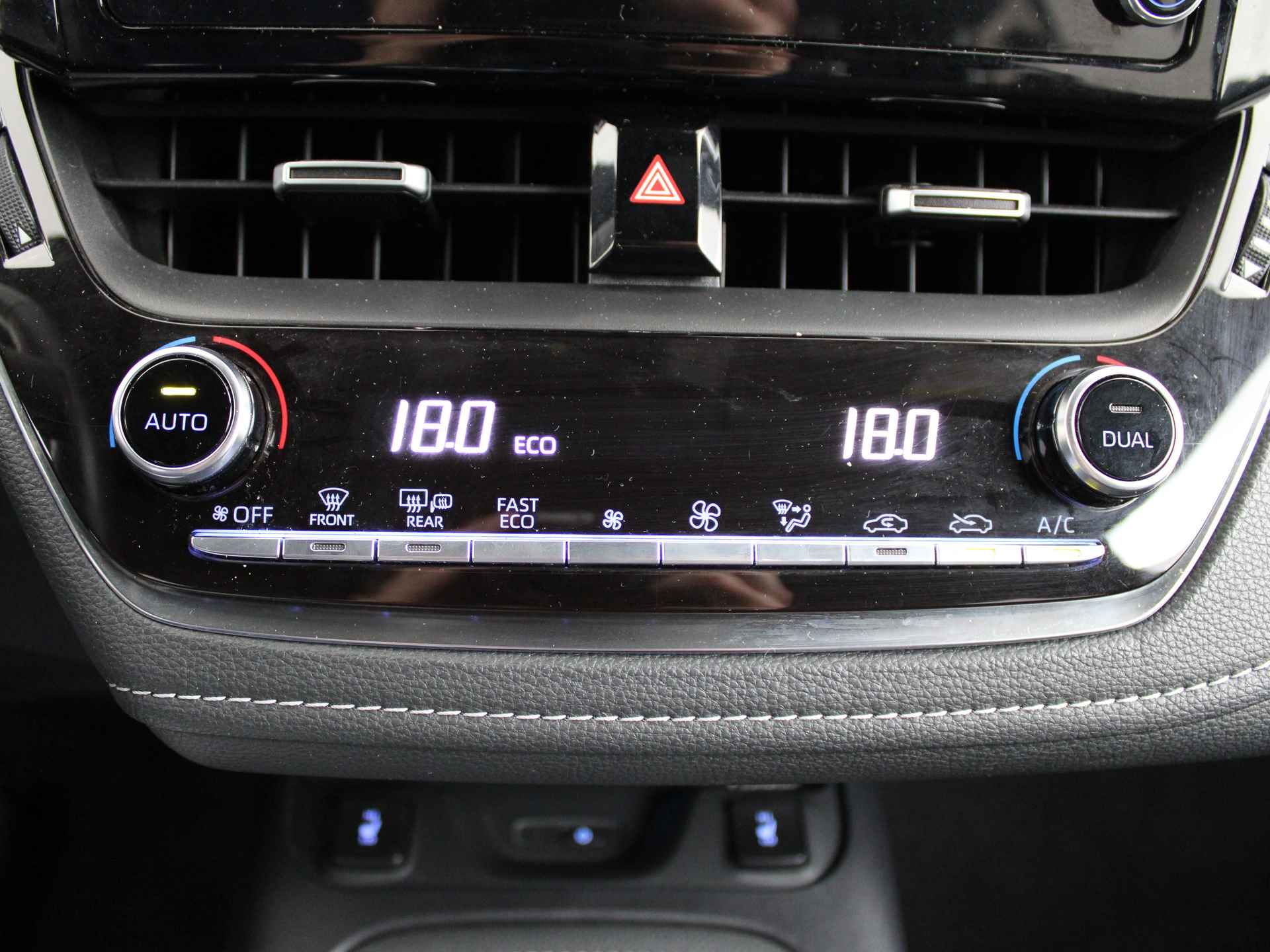 Toyota Corolla 1.8 Hybrid Business Intro Limited | Stoel & Stuurverwarming | HUD display | Parkeer camera | - 9/39
