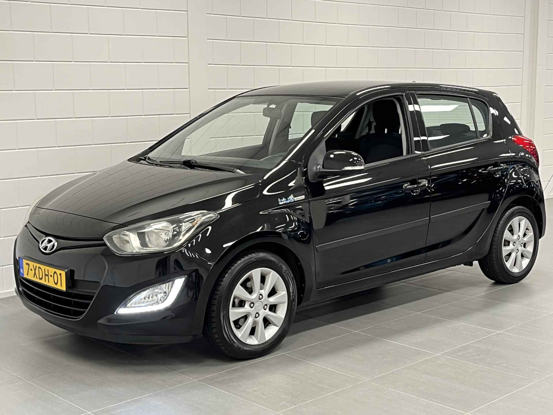 Hyundai i20 1.2i i-Deal AIRCO | NAVIGATIE | LICHTMETALEN VELGEN | LAGE KM-STAND! - 4/41