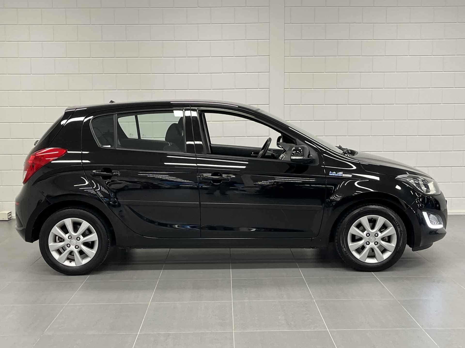 Hyundai i20 1.2i i-Deal AIRCO | NAVIGATIE | LICHTMETALEN VELGEN | LAGE KM-STAND! - 8/41