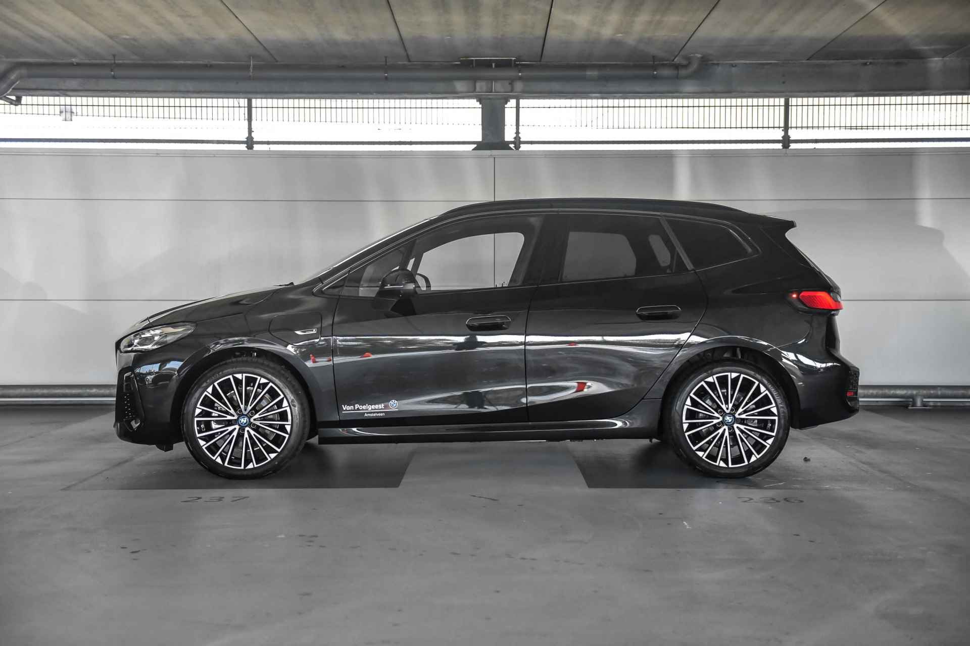 BMW 2 Serie Active Tourer 230e xDrive | M Sportpakket | Stuurwielrand verwarmd | Glazen panoramadak - 3/24