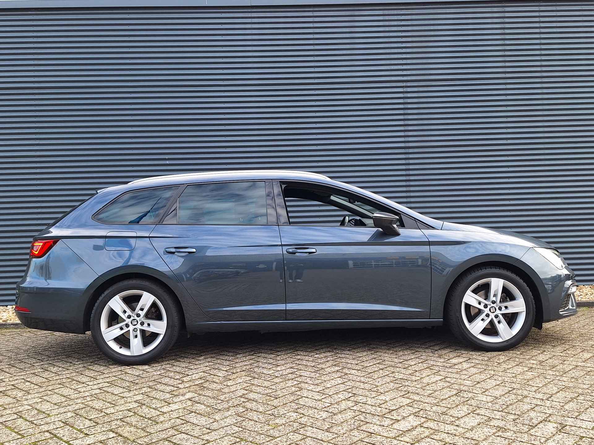 SEAT León ST 1.5 TSI FR Business Intense 150 pk | Automaat | Navigatie | Parkeersensoren en Camera | Apple Carplay en Android Auto | Wat een Gave en Sportieve Station !! - 13/53