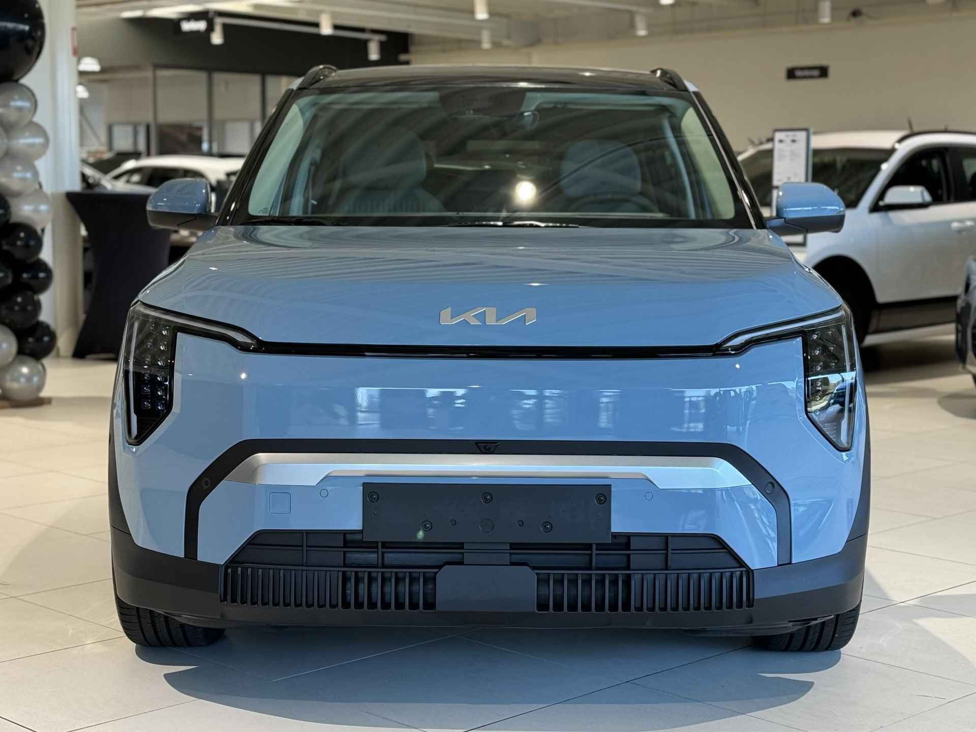 Kia EV3 Plus Advanced 58.3 kWh | NU IN DE SHOWROOM, MAAK NU EEN PROEFRIT!  Private Lease vanaf €429,- p.m. | Gratis Metallic Lak t.w.v. €750,- | Kia Financial lease met 2,99% Rente | 408Km WLTP | Navigatie | Adaptieve cruisecontrol | Stoel en stuur verwarming | Keyless entry | Dodehoekassistent | Parkeersensoren V+A | Privacy glass | Draadloos telefoonoplader | Bel KIA Leiderdorp: 071 760 06 00 - 2/19