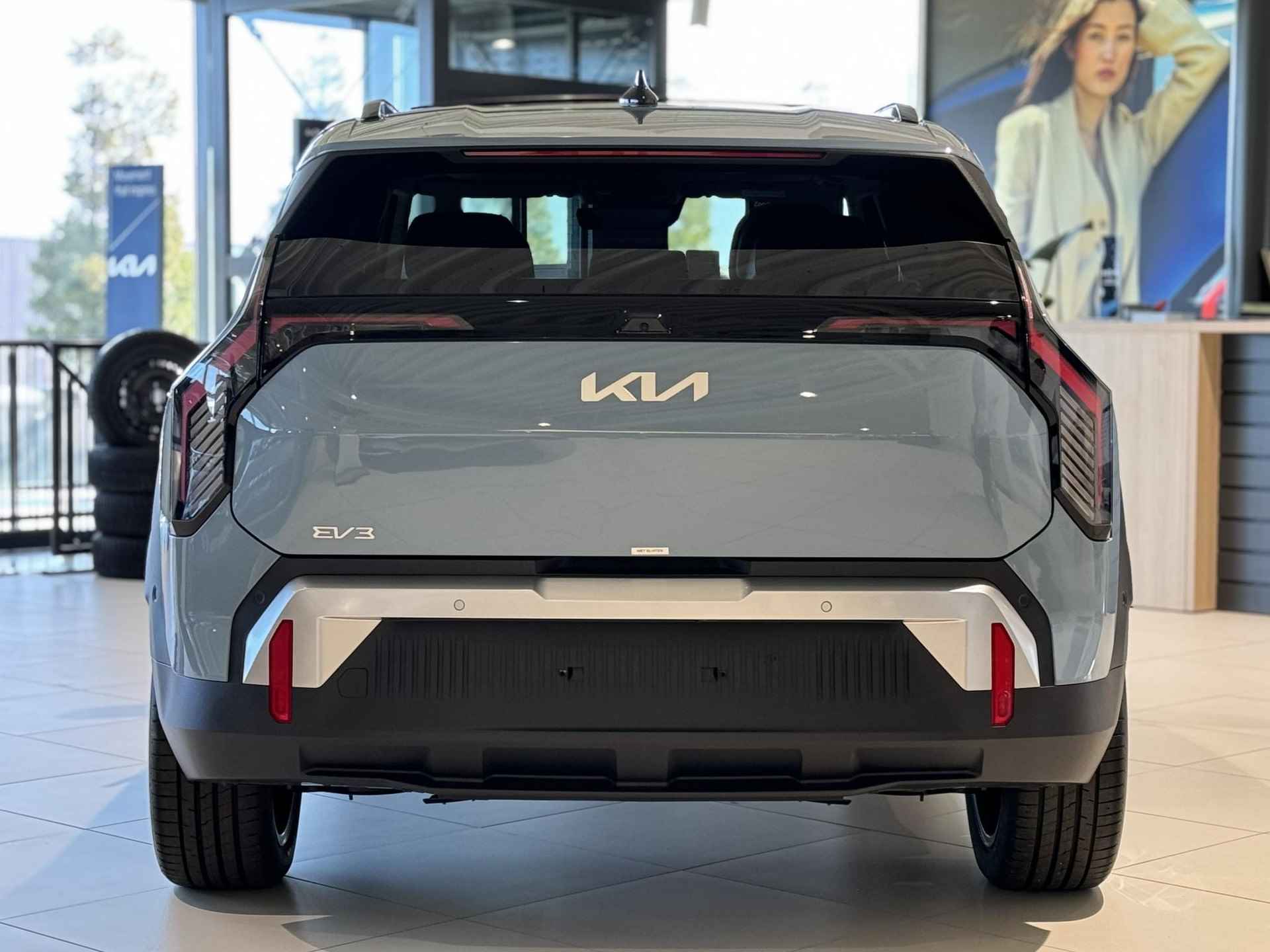 Kia EV3 Plus Advanced 58.3 kWh | NU IN DE SHOWROOM, MAAK NU EEN PROEFRIT!  Private Lease vanaf €429,- p.m. | Gratis Metallic Lak t.w.v. €750,- | Kia Financial lease met 2,99% Rente | 408Km WLTP | Navigatie | Adaptieve cruisecontrol | Stoel en stuur verwarming | Keyless entry | Dodehoekassistent | Parkeersensoren V+A | Privacy glass | Draadloos telefoonoplader | Bel KIA Leiderdorp: 071 760 06 00 - 5/19