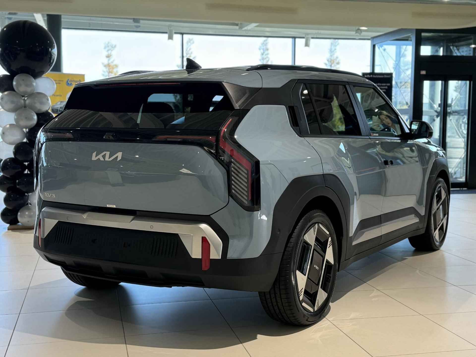 Kia EV3 Plus Advanced 58.3 kWh | NU IN DE SHOWROOM, MAAK NU EEN PROEFRIT!  Private Lease vanaf €429,- p.m. | Gratis Metallic Lak t.w.v. €750,- | Kia Financial lease met 2,99% Rente | 408Km WLTP | Navigatie | Adaptieve cruisecontrol | Stoel en stuur verwarming | Keyless entry | Dodehoekassistent | Parkeersensoren V+A | Privacy glass | Draadloos telefoonoplader | Bel KIA Leiderdorp: 071 760 06 00 - 6/19