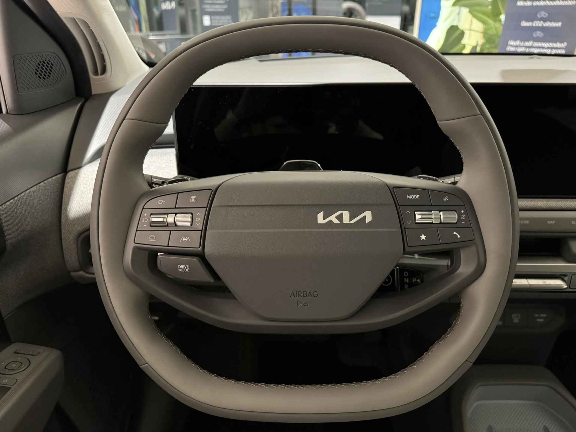 Kia EV3 Plus Advanced 58.3 kWh | NU IN DE SHOWROOM, MAAK NU EEN PROEFRIT!  Private Lease vanaf €429,- p.m. | Gratis Metallic Lak t.w.v. €750,- | Kia Financial lease met 2,99% Rente | 408Km WLTP | Navigatie | Adaptieve cruisecontrol | Stoel en stuur verwarming | Keyless entry | Dodehoekassistent | Parkeersensoren V+A | Privacy glass | Draadloos telefoonoplader | Bel KIA Leiderdorp: 071 760 06 00 - 13/19