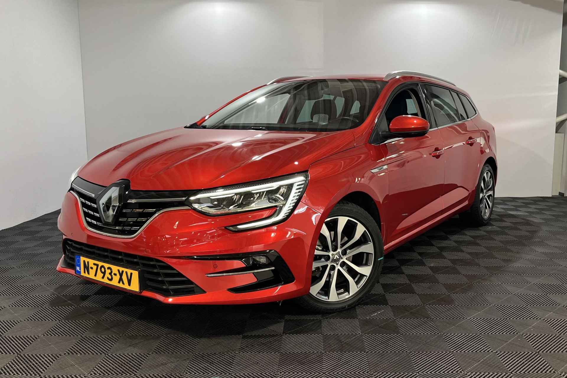 Renault Mégane Estate 1.3 - 140PK TCe Edition One | 9,3" Navi | Camera | Leer | Stoel & Stuurverwarming | Cruise Control Adaptief | Apple CarPlay / Android Auto | 17" Lichtmetalen Velgen | Climate Control | - 2/34