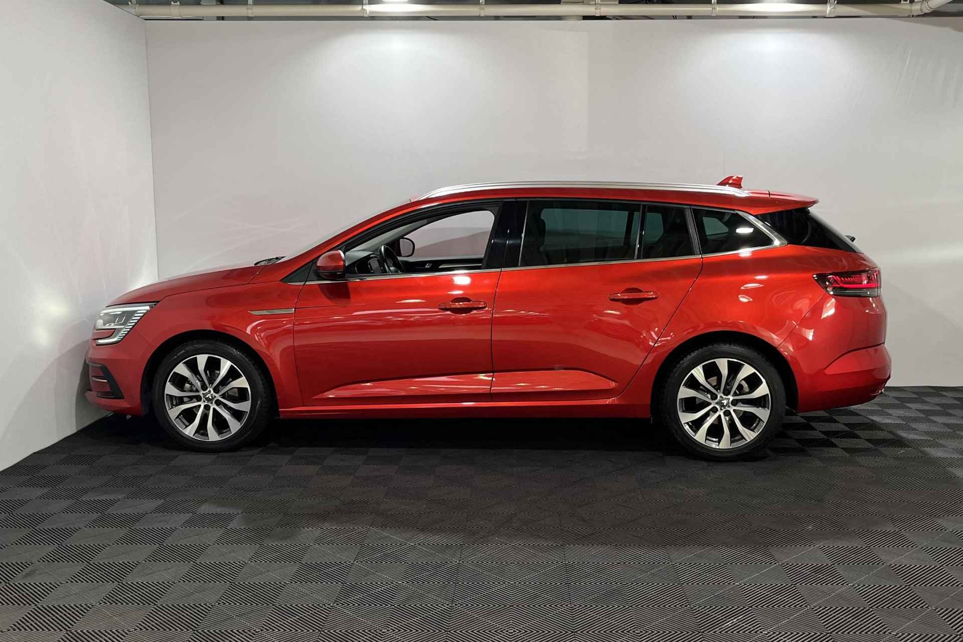 Renault Mégane Estate 1.3 - 140PK TCe Edition One | 9,3" Navi | Camera | Leer | Stoel & Stuurverwarming | Cruise Control Adaptief | Apple CarPlay / Android Auto | 17" Lichtmetalen Velgen | Climate Control | - 3/34