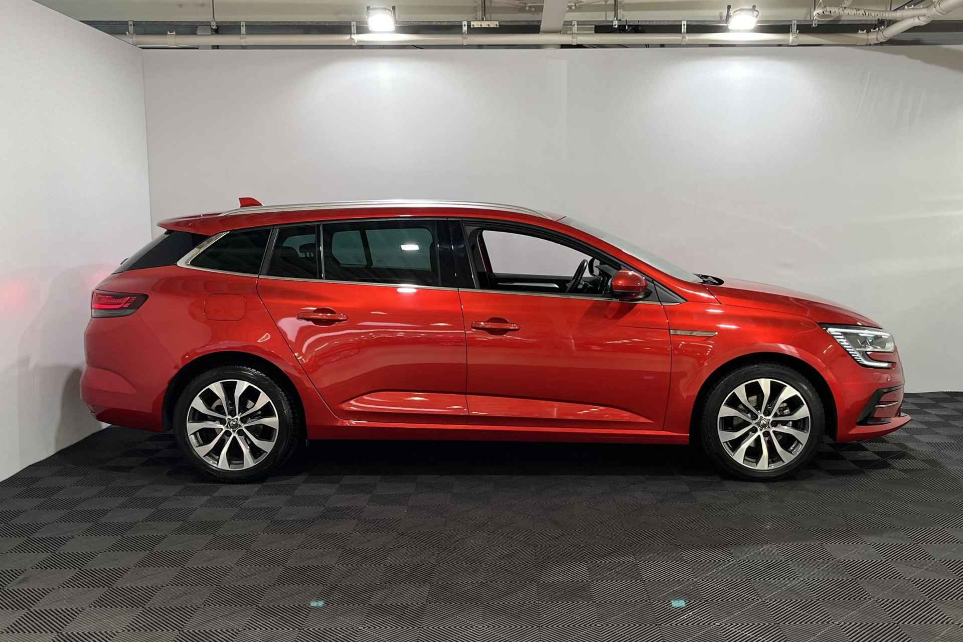 Renault Mégane Estate 1.3 - 140PK TCe Edition One | 9,3" Navi | Camera | Leer | Stoel & Stuurverwarming | Cruise Control Adaptief | Apple CarPlay / Android Auto | 17" Lichtmetalen Velgen | Climate Control | - 4/34