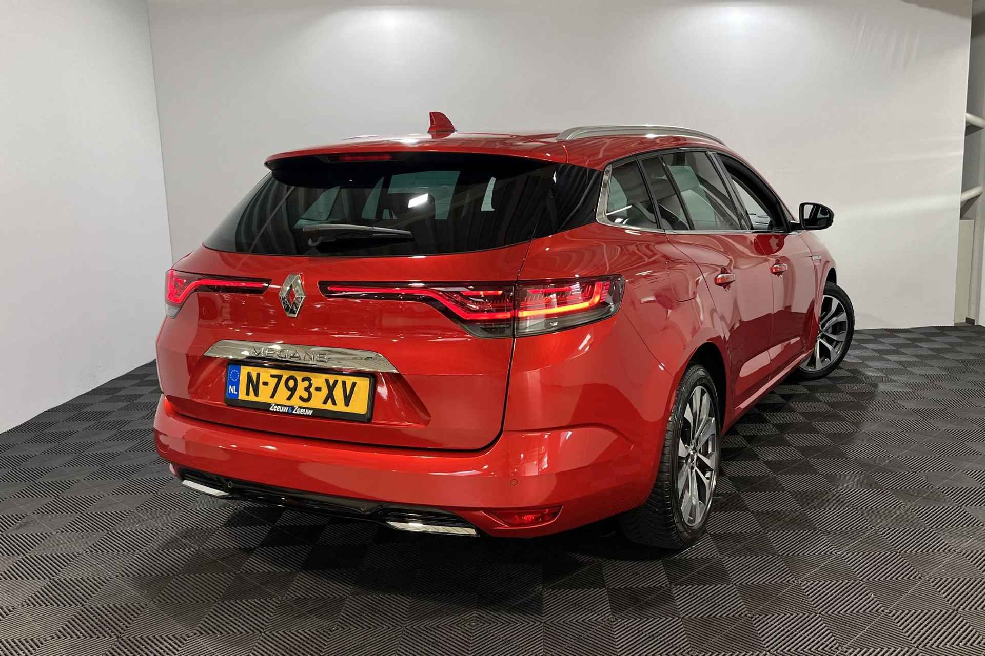 Renault Mégane Estate 1.3 - 140PK TCe Edition One | 9,3" Navi | Camera | Leer | Stoel & Stuurverwarming | Cruise Control Adaptief | Apple CarPlay / Android Auto | 17" Lichtmetalen Velgen | Climate Control | - 6/34