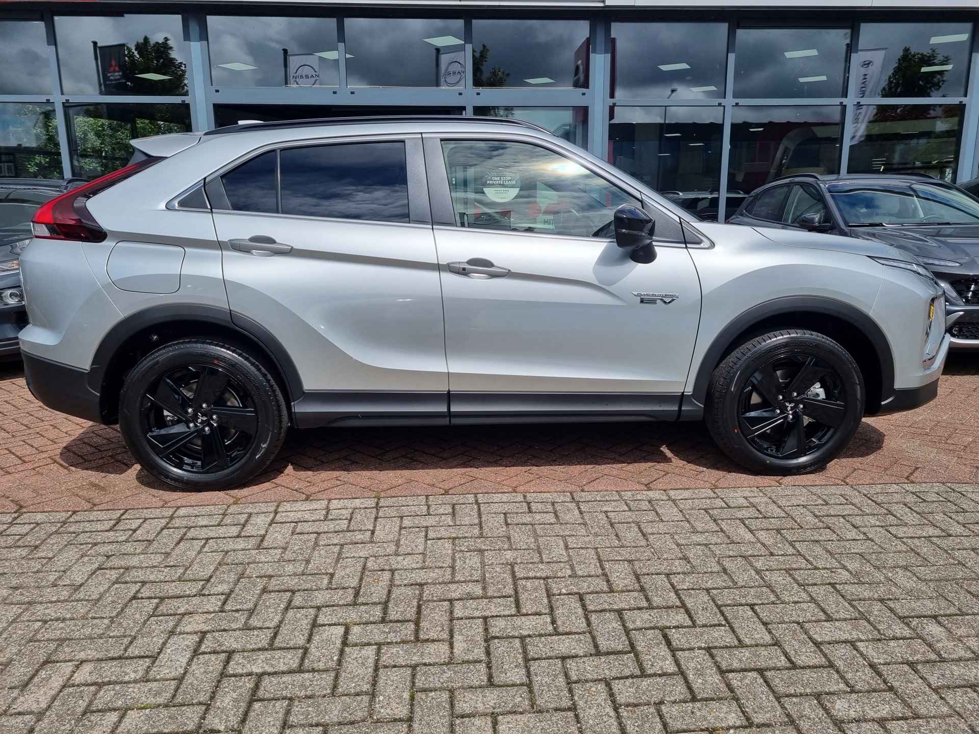 Mitsubishi Eclipse Cross 2.4 PHEV Black Edition Van € 47.380,- voor € 39.430,- - 6/39