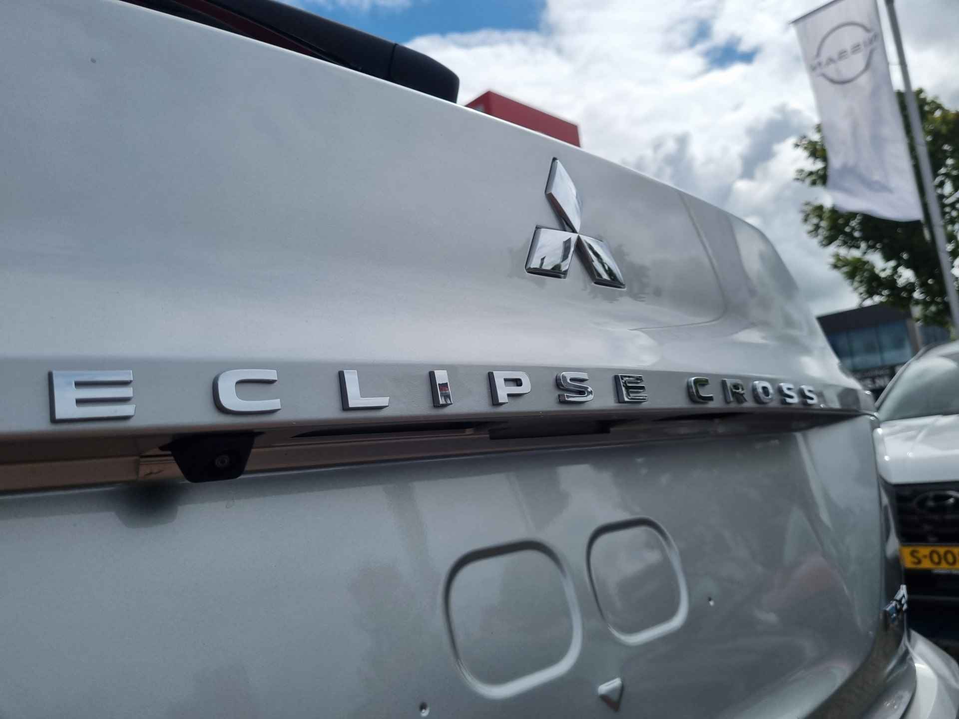 Mitsubishi Eclipse Cross 2.4 PHEV Black Edition Van € 47.380,- voor € 39.430,- - 28/39