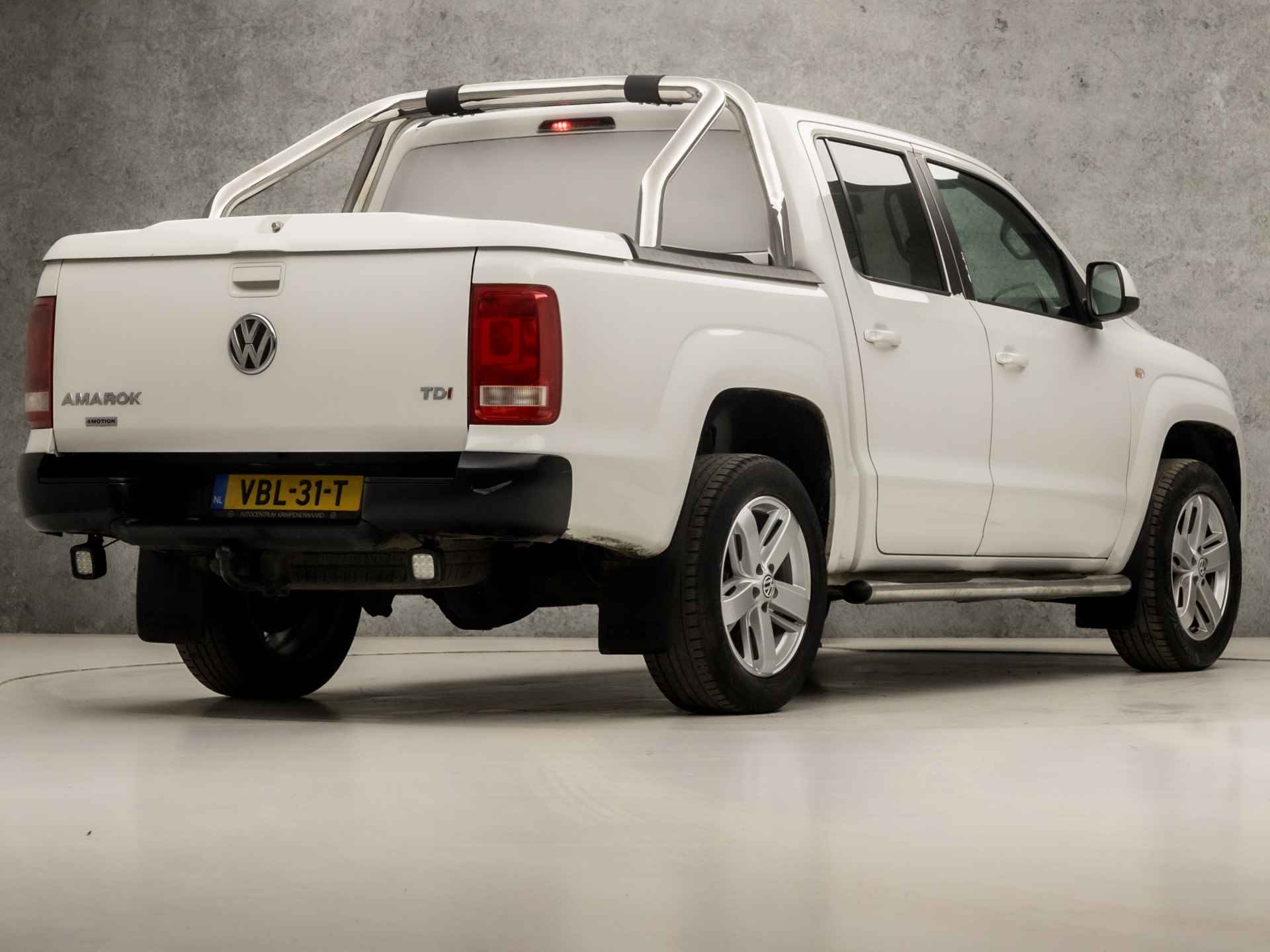 Volkswagen Amarok 2.0 TDI 4Motion (NAVIGATIE, BLUETOOTH, CAMERA, CRUISE, GETINT GLAS, ARMSTEUN, SPORTSTOELEN, LM VELGEN, TREKHAAK, NIEUWE APK, NIEUWSTAAT) - 5/25