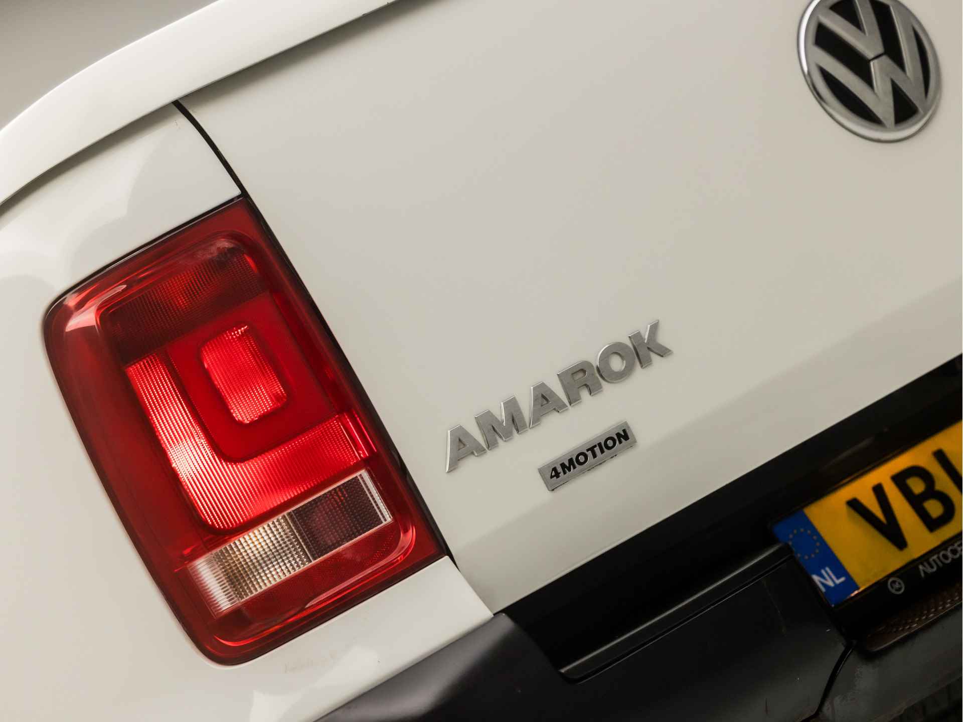 Volkswagen Amarok 2.0 TDI 4Motion (NAVIGATIE, BLUETOOTH, CAMERA, CRUISE, GETINT GLAS, ARMSTEUN, SPORTSTOELEN, LM VELGEN, TREKHAAK, NIEUWE APK, NIEUWSTAAT) - 18/25