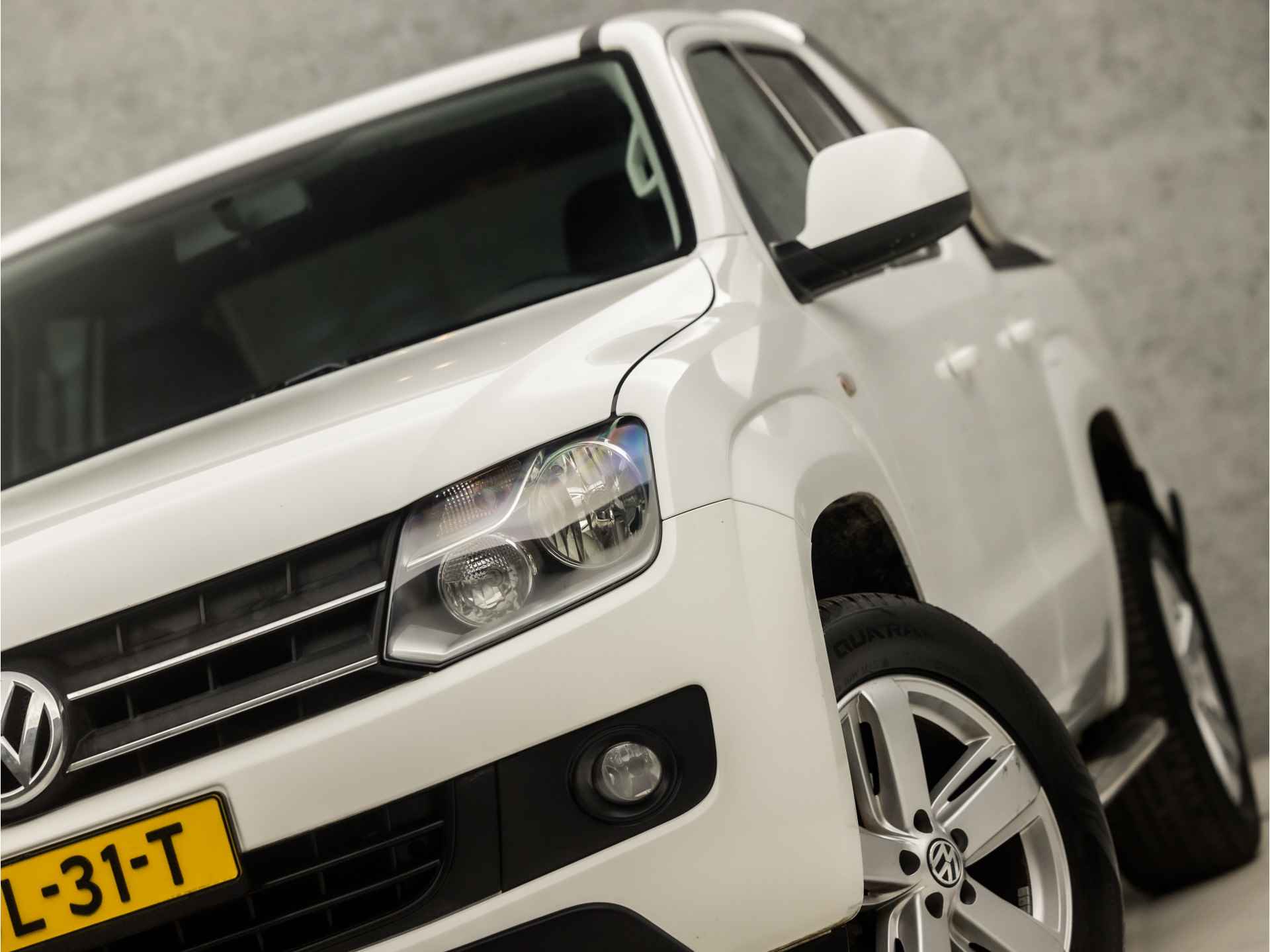 Volkswagen Amarok 2.0 TDI 4Motion (NAVIGATIE, BLUETOOTH, CAMERA, CRUISE, GETINT GLAS, ARMSTEUN, SPORTSTOELEN, LM VELGEN, TREKHAAK, NIEUWE APK, NIEUWSTAAT) - 22/25