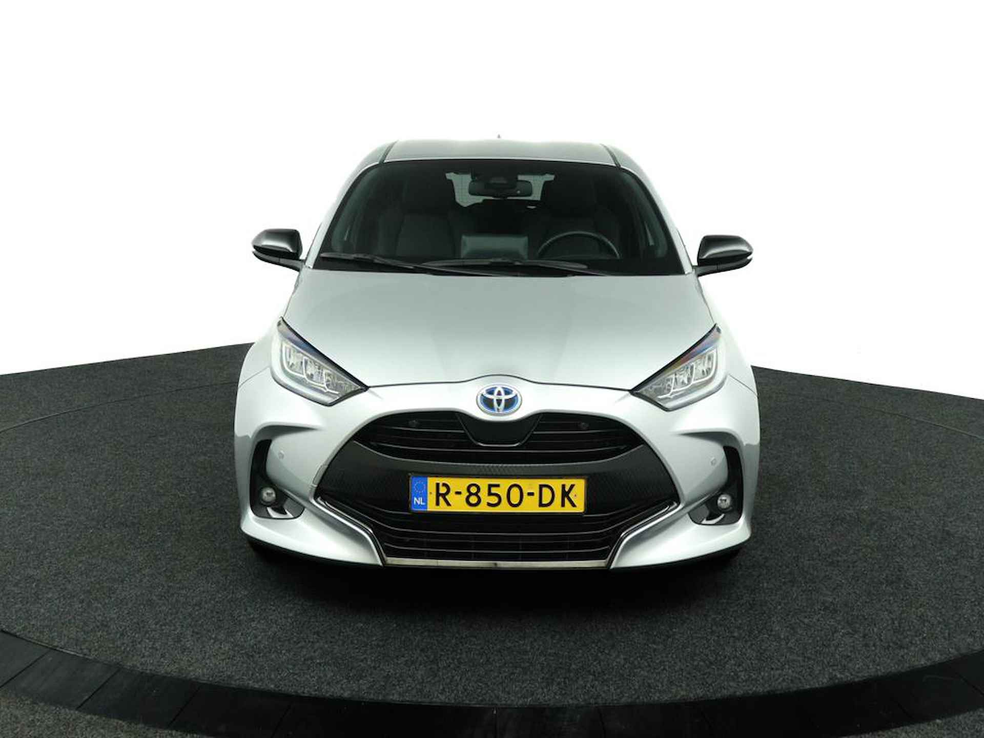 Toyota Yaris 1.5 Hybrid Executive | Origineel NL | Grootscherm Navigatie | Parkeersensoren Voor en Achter | Draadloos Telefoonlader | Half Lederen Bekleding | - 7/48