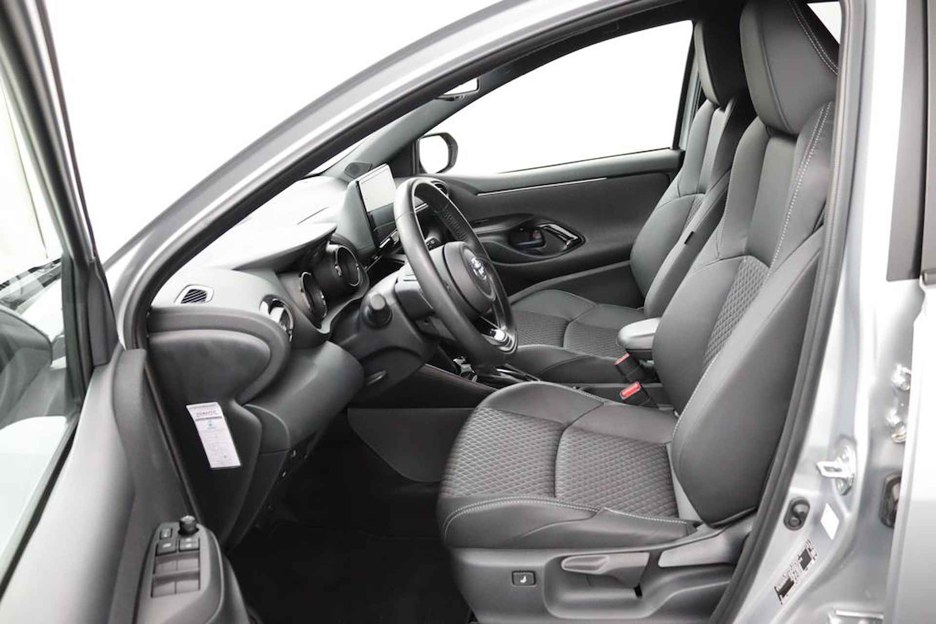 Toyota Yaris 1.5 Hybrid Executive | Origineel NL | Grootscherm Navigatie | Parkeersensoren Voor en Achter | Draadloos Telefoonlader | Half Lederen Bekleding | - 9/48