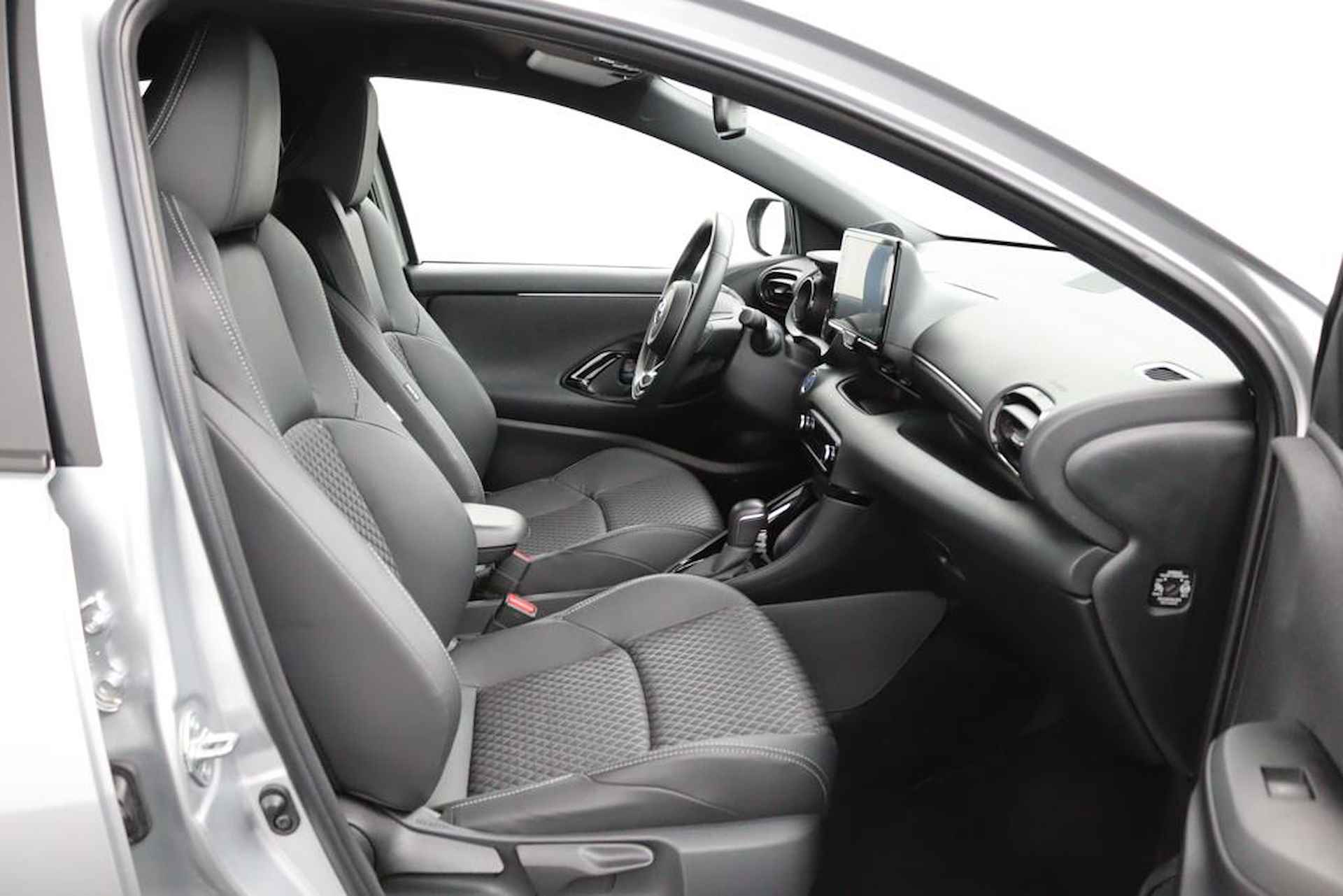 Toyota Yaris 1.5 Hybrid Executive | Origineel NL | Grootscherm Navigatie | Parkeersensoren Voor en Achter | Draadloos Telefoonlader | Half Lederen Bekleding | - 12/48
