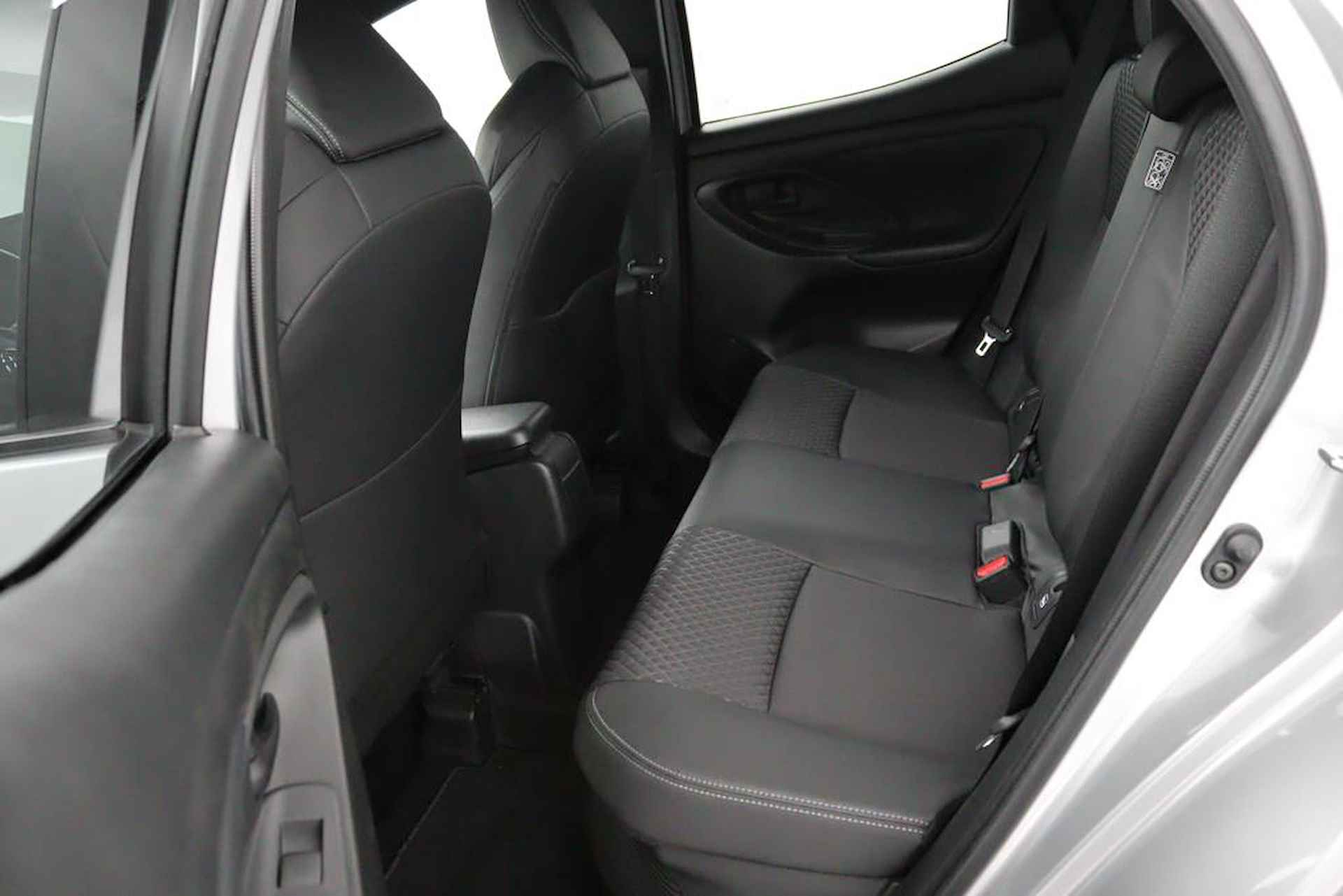 Toyota Yaris 1.5 Hybrid Executive | Origineel NL | Grootscherm Navigatie | Parkeersensoren Voor en Achter | Draadloos Telefoonlader | Half Lederen Bekleding | - 13/48