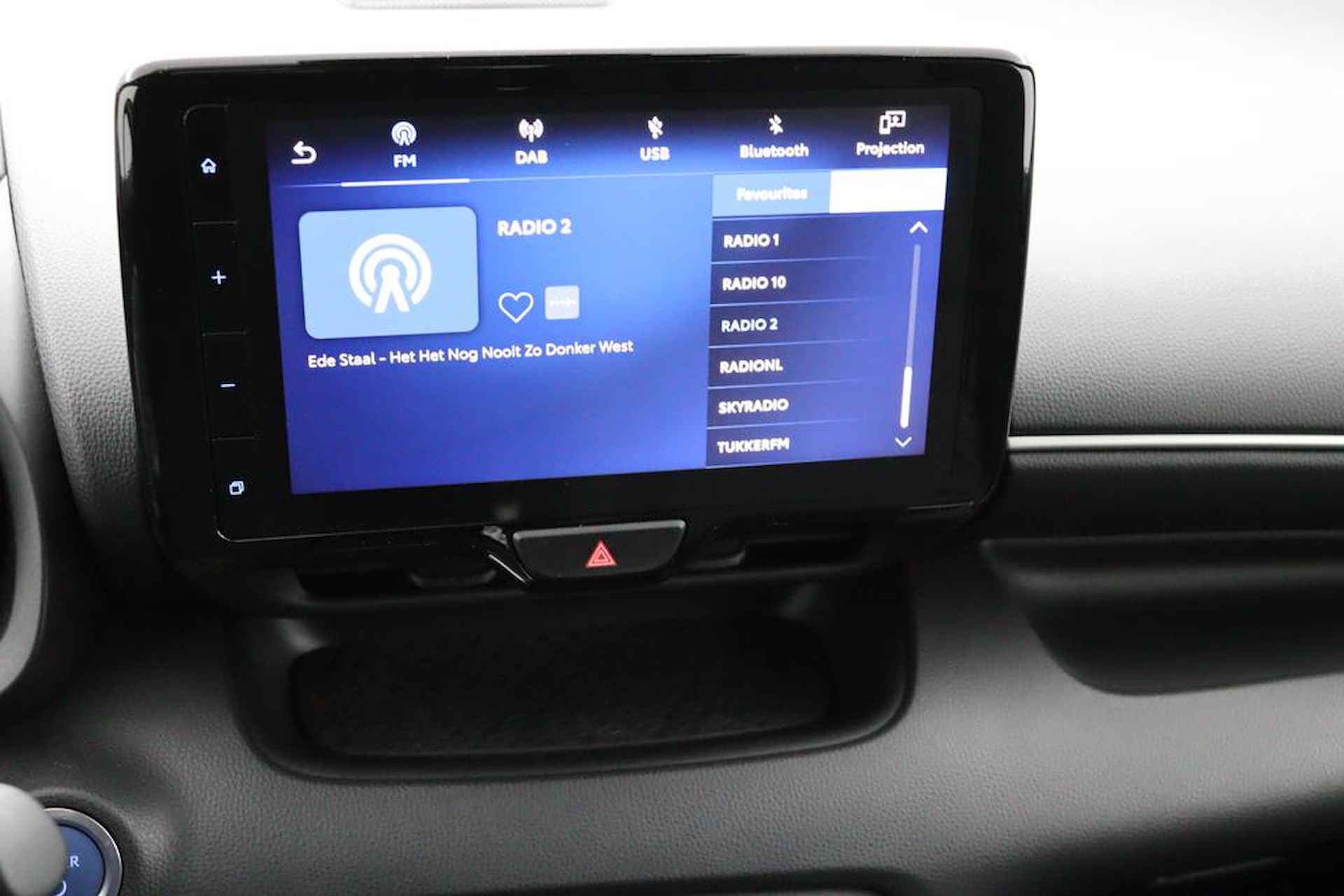 Toyota Yaris 1.5 Hybrid Executive | Origineel NL | Grootscherm Navigatie | Parkeersensoren Voor en Achter | Draadloos Telefoonlader | Half Lederen Bekleding | - 15/48