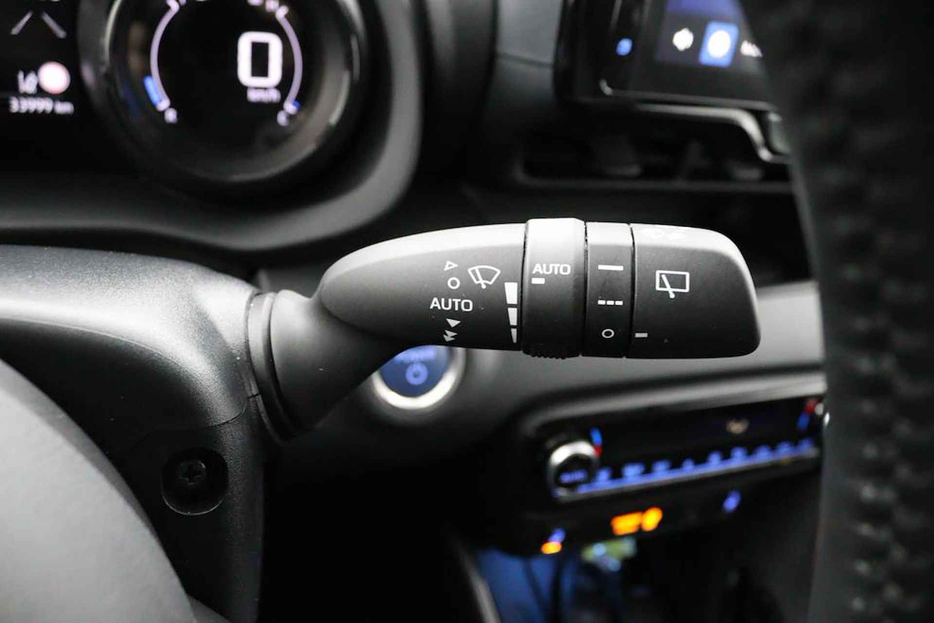 Toyota Yaris 1.5 Hybrid Executive | Origineel NL | Grootscherm Navigatie | Parkeersensoren Voor en Achter | Draadloos Telefoonlader | Half Lederen Bekleding | - 22/48