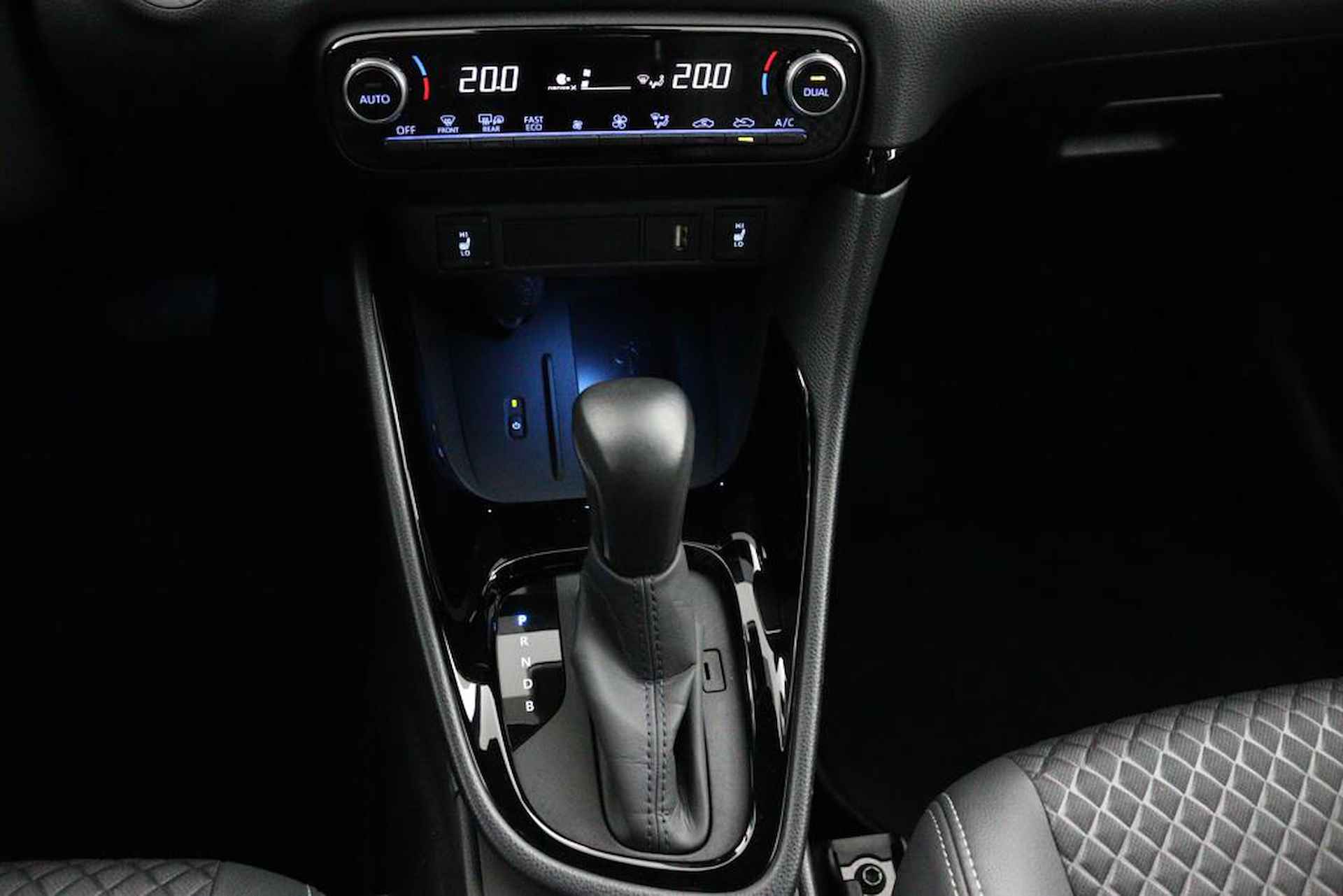 Toyota Yaris 1.5 Hybrid Executive | Origineel NL | Grootscherm Navigatie | Parkeersensoren Voor en Achter | Draadloos Telefoonlader | Half Lederen Bekleding | - 23/48