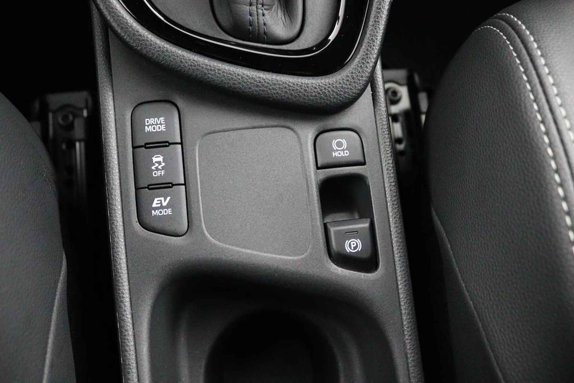Toyota Yaris 1.5 Hybrid Executive | Origineel NL | Grootscherm Navigatie | Parkeersensoren Voor en Achter | Draadloos Telefoonlader | Half Lederen Bekleding | - 24/48