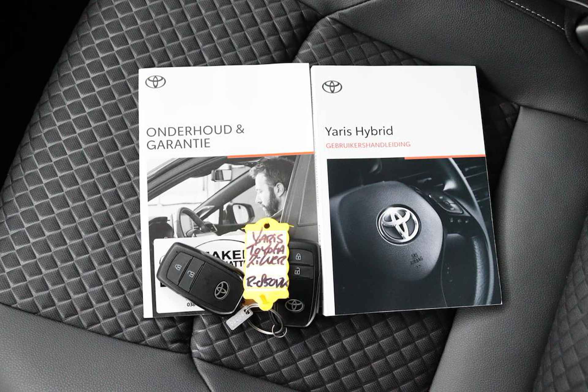 Toyota Yaris 1.5 Hybrid Executive | Origineel NL | Grootscherm Navigatie | Parkeersensoren Voor en Achter | Draadloos Telefoonlader | Half Lederen Bekleding | - 25/48