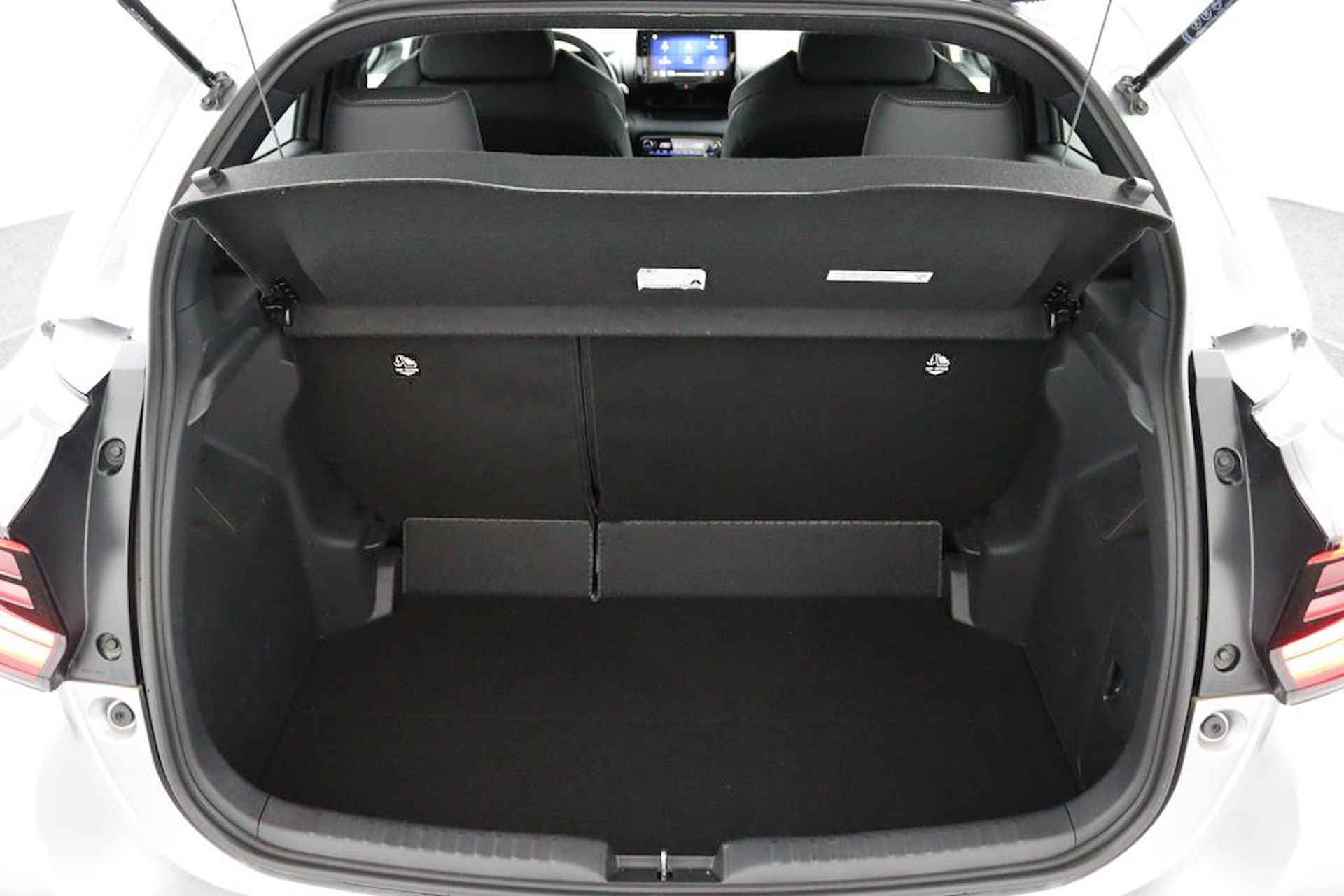 Toyota Yaris 1.5 Hybrid Executive | Origineel NL | Grootscherm Navigatie | Parkeersensoren Voor en Achter | Draadloos Telefoonlader | Half Lederen Bekleding | - 28/48