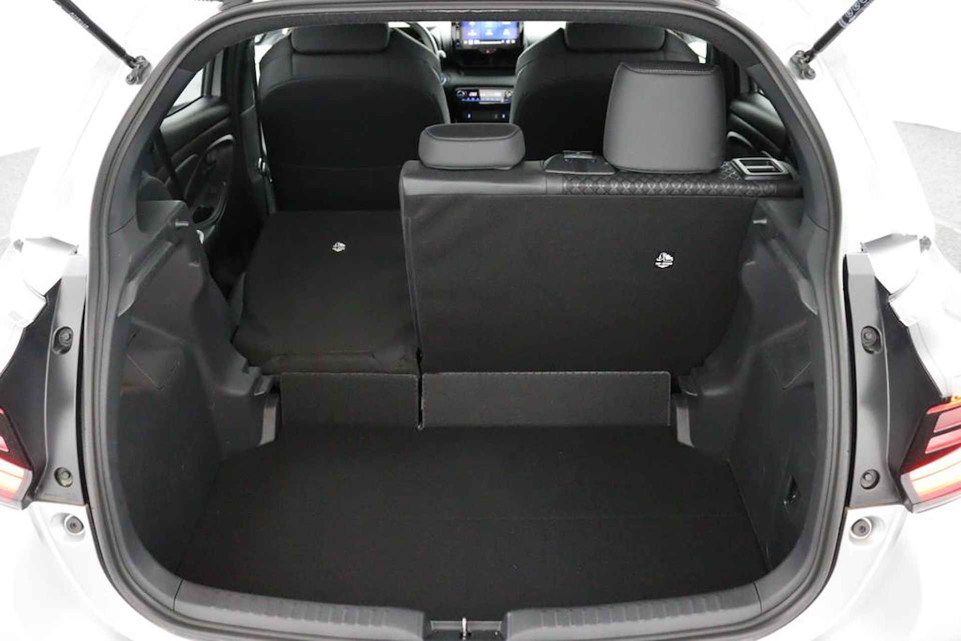 Toyota Yaris 1.5 Hybrid Executive | Origineel NL | Grootscherm Navigatie | Parkeersensoren Voor en Achter | Draadloos Telefoonlader | Half Lederen Bekleding | - 30/48