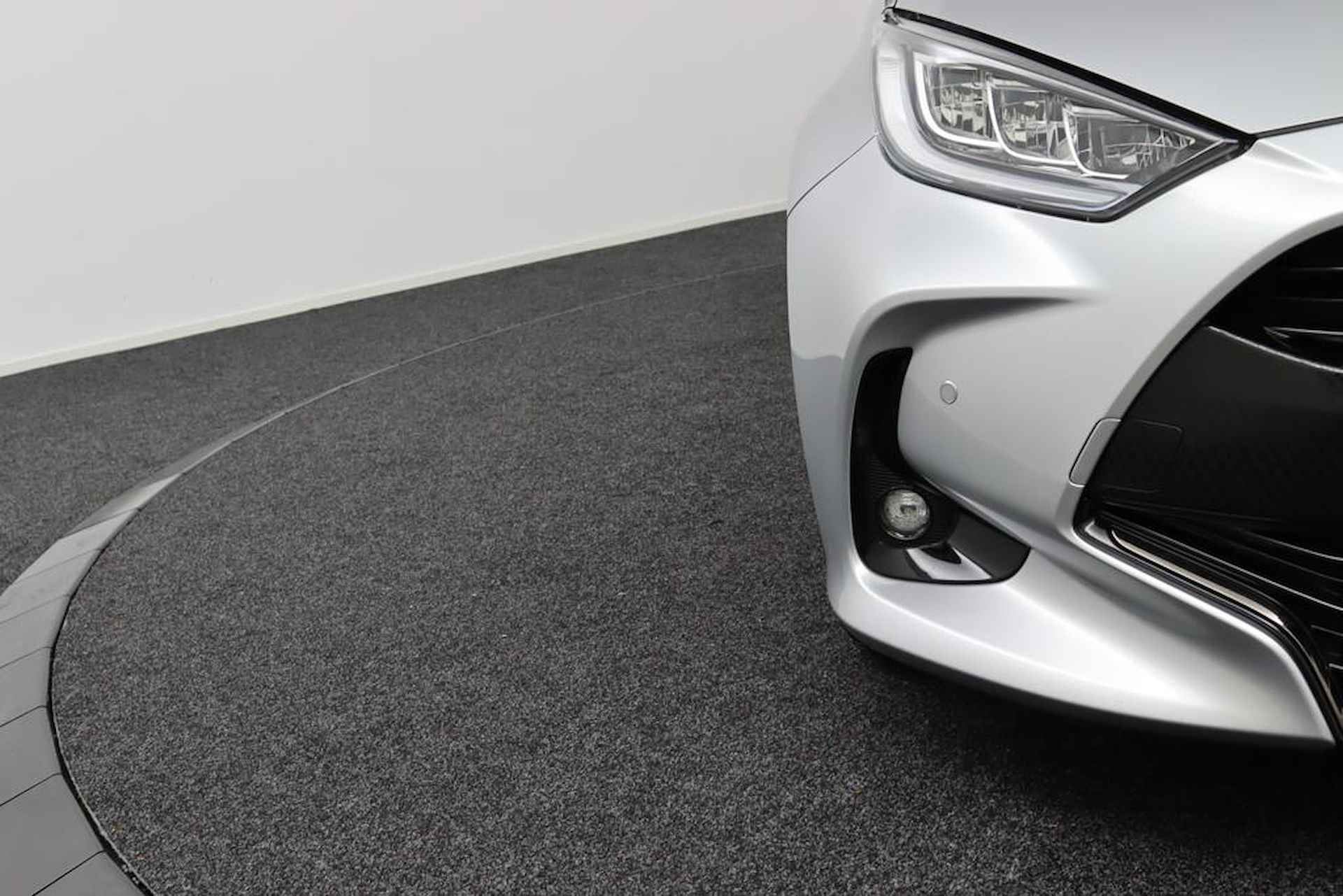 Toyota Yaris 1.5 Hybrid Executive | Origineel NL | Grootscherm Navigatie | Parkeersensoren Voor en Achter | Draadloos Telefoonlader | Half Lederen Bekleding | - 35/48