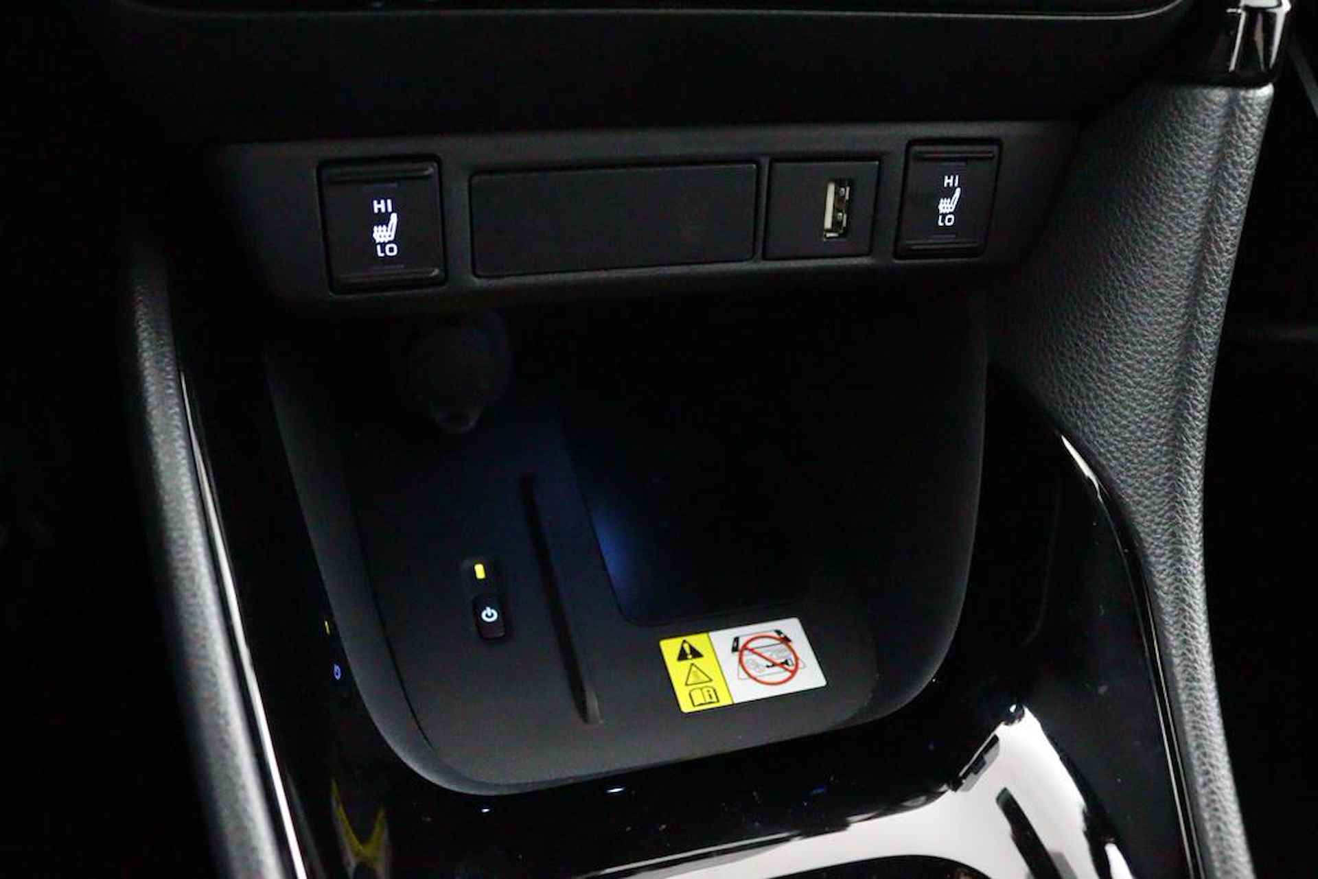 Toyota Yaris 1.5 Hybrid Executive | Origineel NL | Grootscherm Navigatie | Parkeersensoren Voor en Achter | Draadloos Telefoonlader | Half Lederen Bekleding | - 42/48