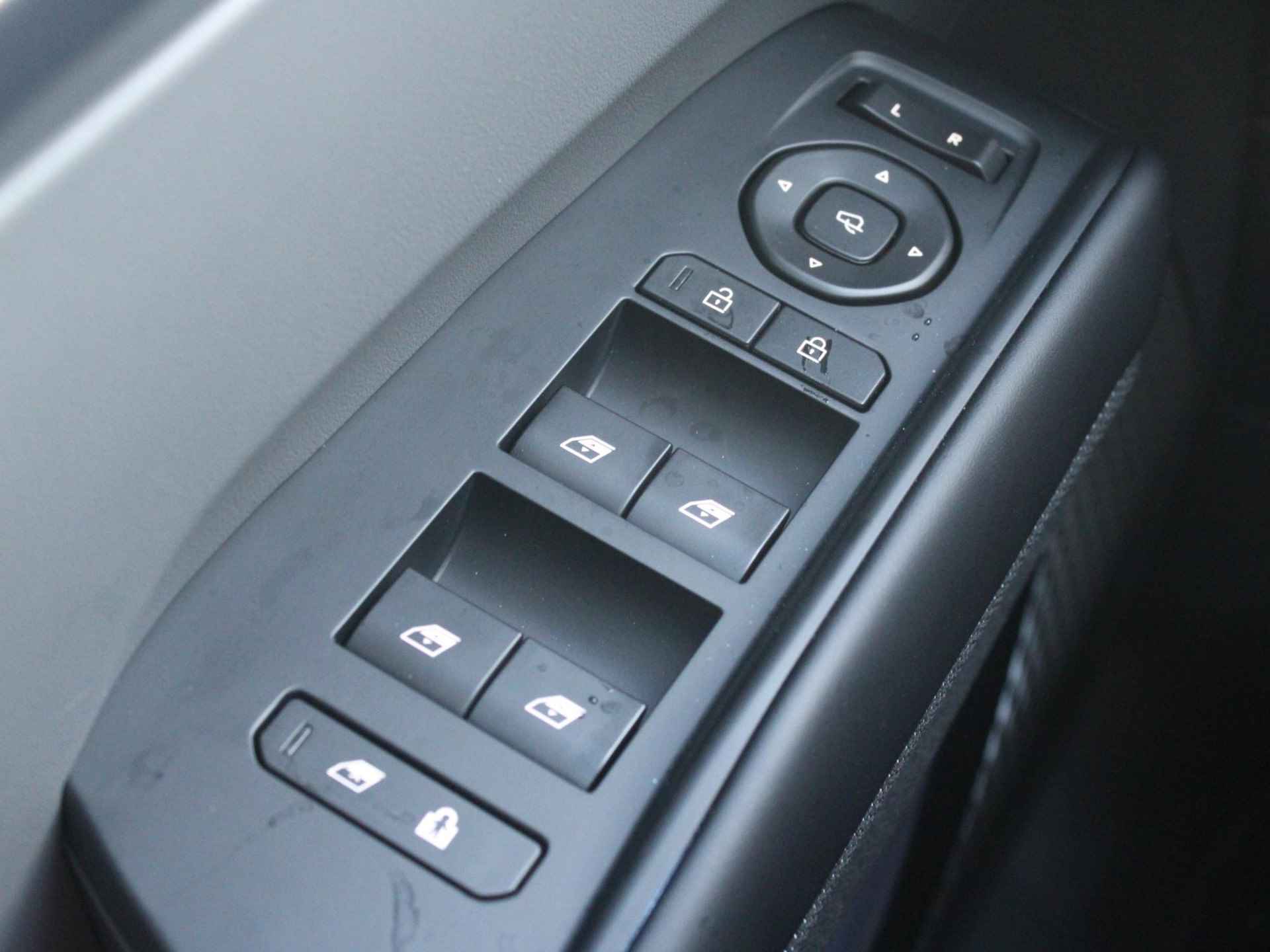 Kia EV9 Launch Edition GT-Line AWD 99.8 kWh | Direct Beschikbaar | Clima | Navi | 7-Pers. | Adapt. Cruise | 21" | Head-Up | Stoel-/Stuurverwarming | Premium Audio | Schuif-/kanteldak - 14/42