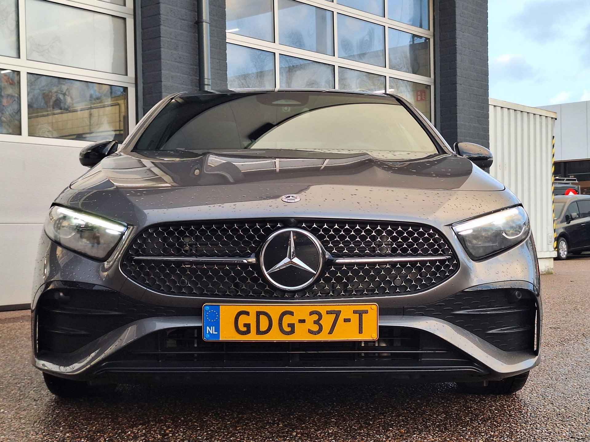 Mercedes-Benz A 180 Star Edition AMG Line | Night Pakket | 19 inch Multispaaks AMG Velgen | Panoramadak | Dodehoekassistent | MULTIBEAM LED Koplampen | Sfeerverlichting | Stoelverwarming | Achteruitrijcamera | Elektrisch Inklapbare Buitenspiegels | Showmodel - 36/43