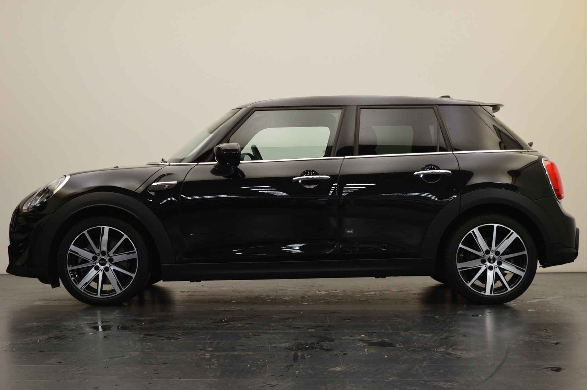 MINI Hatchback Cooper S Classic Automaat / Premium Go Pakket / Sportstoelen / Achteruitrijcamera / Comfort Access / LED / Stoelverwarming - 3/18