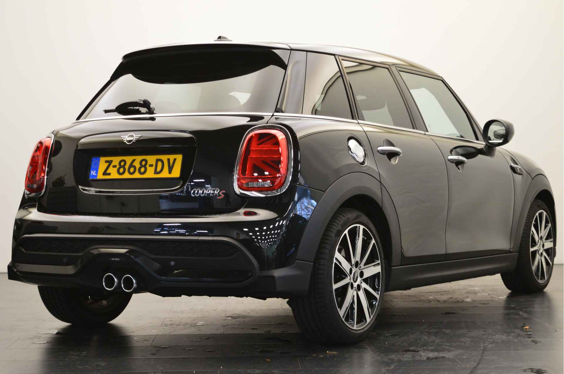 MINI Hatchback Cooper S Classic Automaat / Premium Go Pakket / Sportstoelen / Achteruitrijcamera / Comfort Access / LED / Stoelverwarming - 4/18