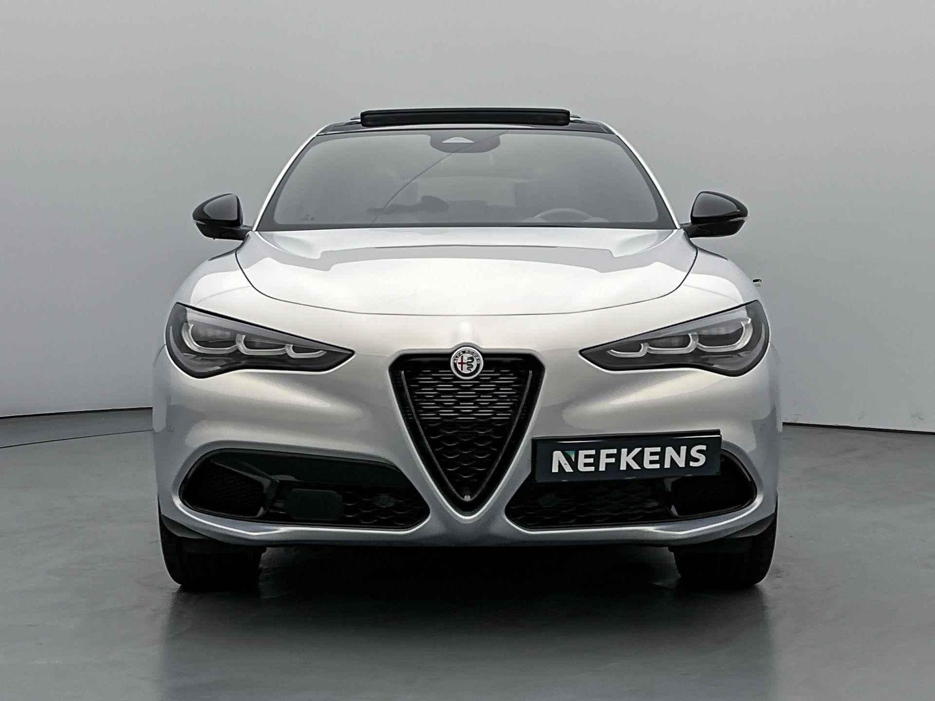 Alfa Romeo Stelvio 2.0 T GME AWD Sprint Navigatie | Panoramadak | Wegklapbare trekhaak | LED Matrix koplampen | Harman Kardon Sound | 21'' zwarte velgen - 4/35