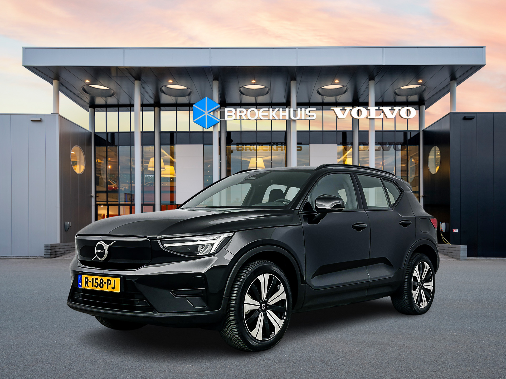 Volvo XC40 Recharge Core 70 kWh | Stoel/stuurverwarming | Warmtepomp | 19" Allseason | Parkeercamera | Parkeersensoren V+A | Google