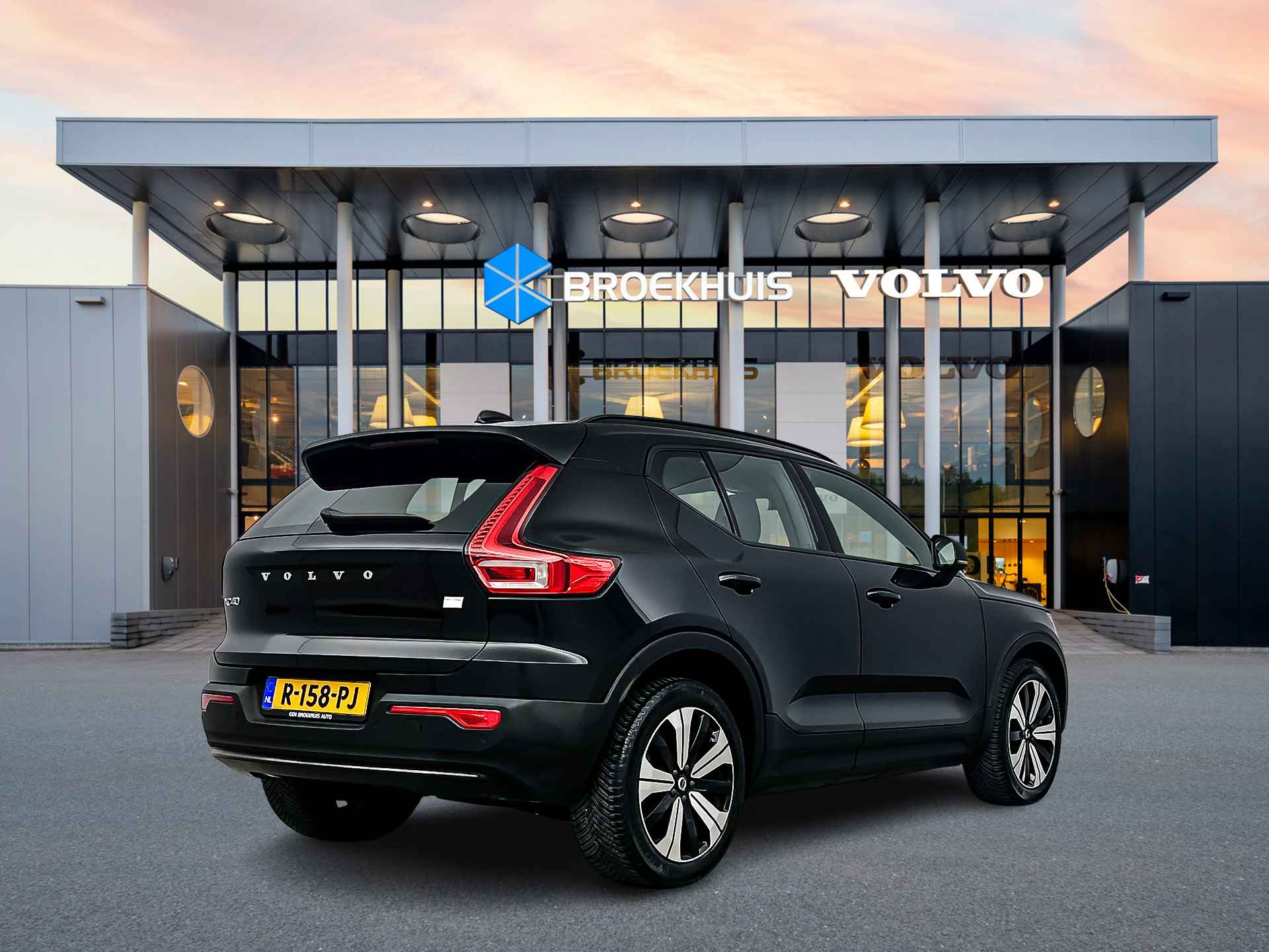 Volvo XC40 Recharge Core 70 kWh | Stoel/stuurverwarming | Warmtepomp | 19" Allseason | Parkeercamera | Parkeersensoren V+A | Google - 4/30